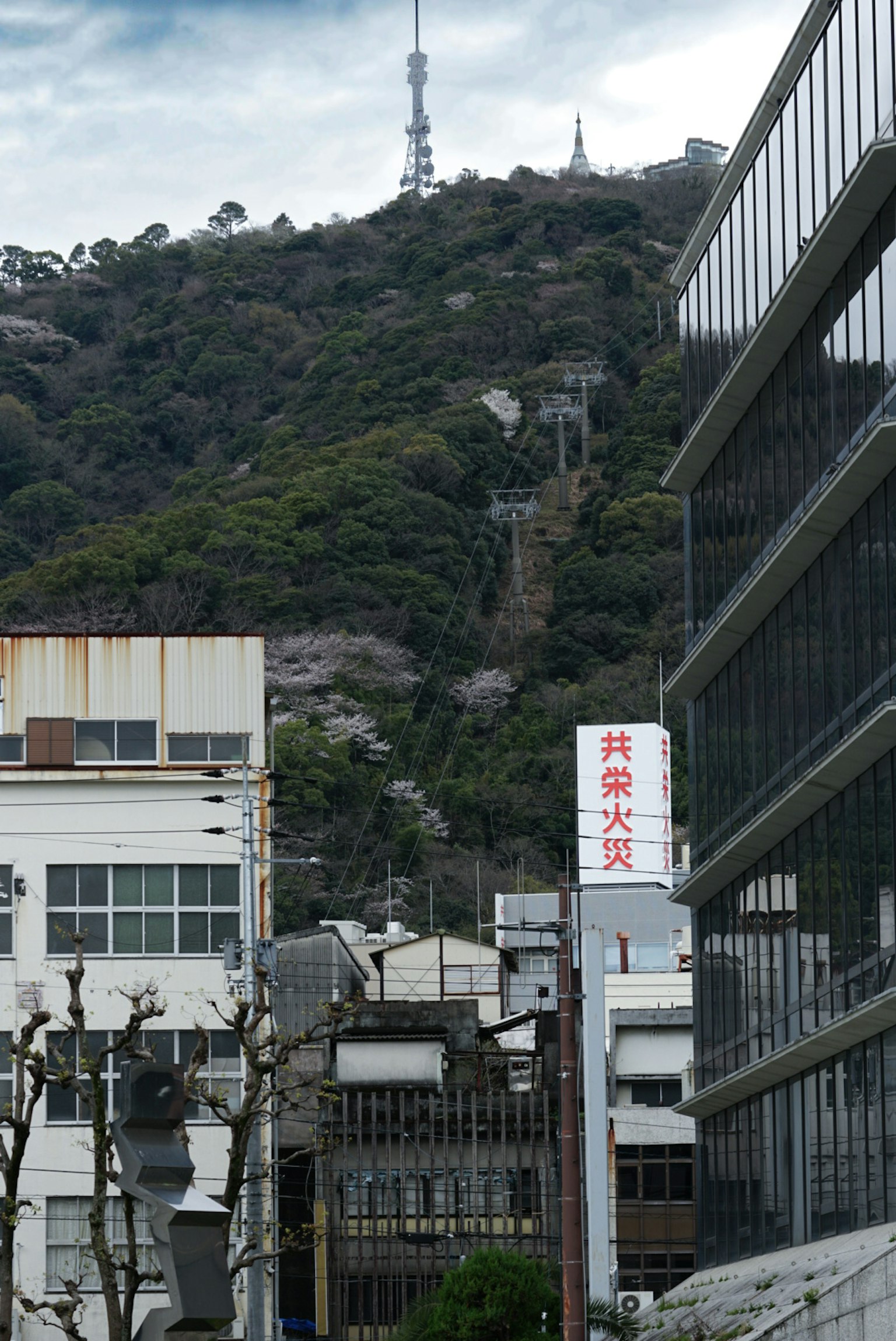 山顶上的通信塔和周围建筑的景色