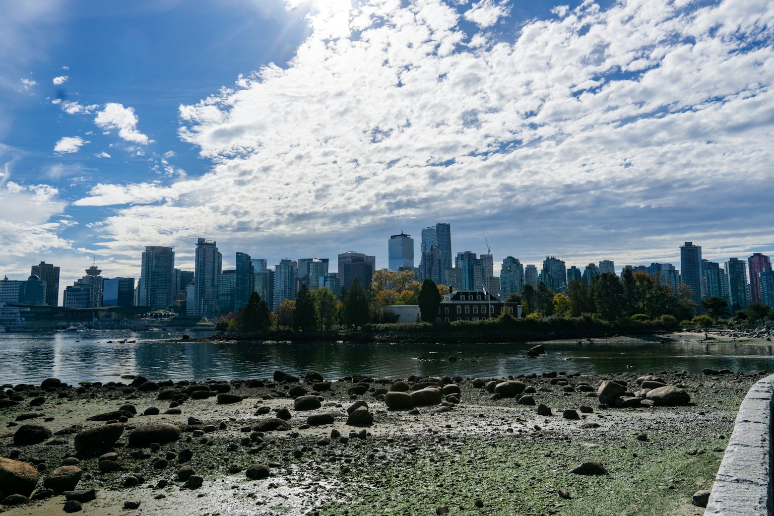 Skyline di Vancouver con rocce costiere e acqua cielo blu e nuvole bianche