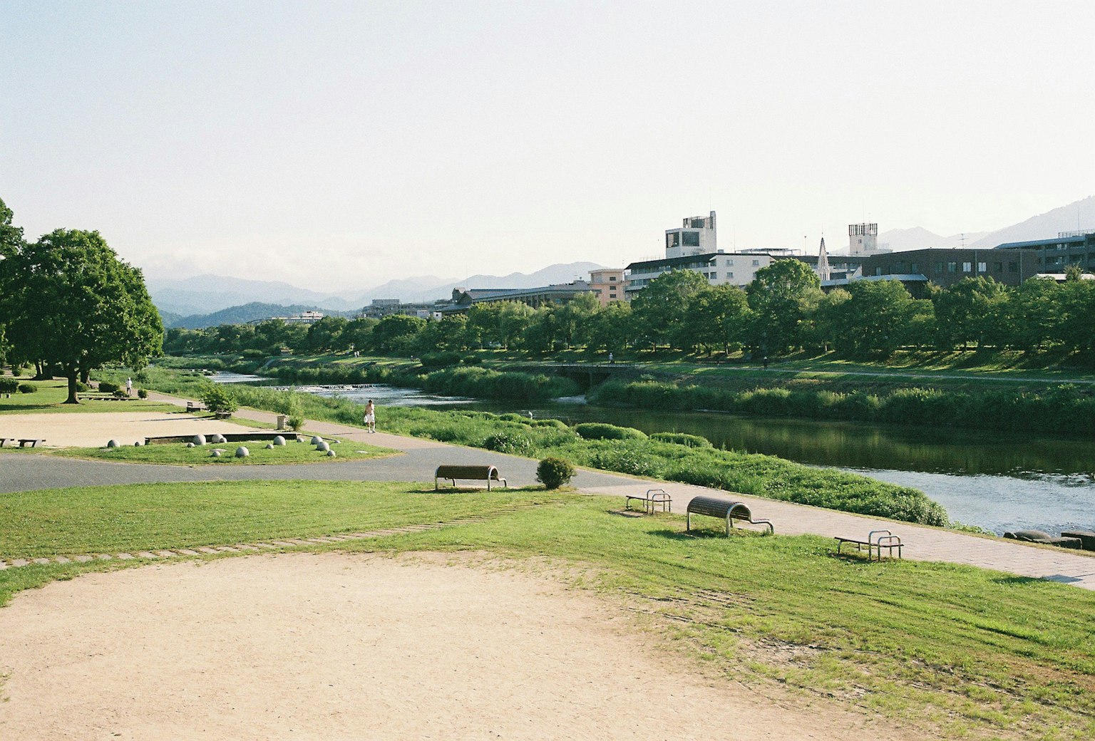 川と緑の公園の風景に広がる青空