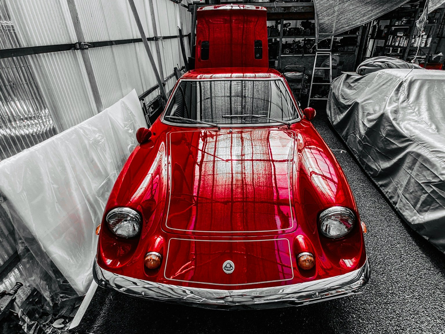 Xe cổ màu đỏ đậu trong gara