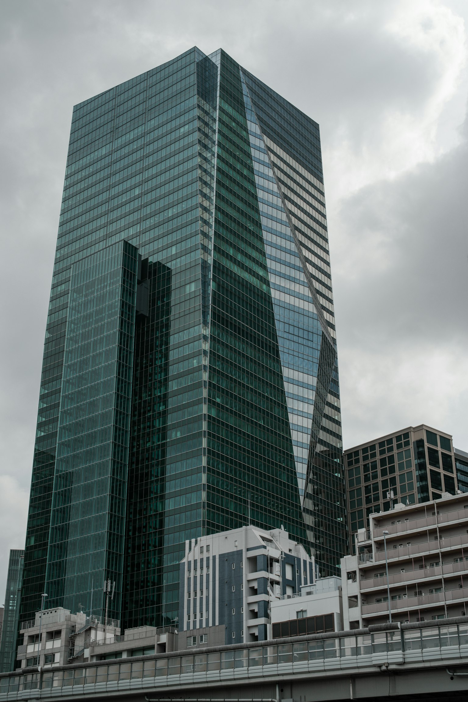Un alto edificio di vetro sotto un cielo nuvoloso