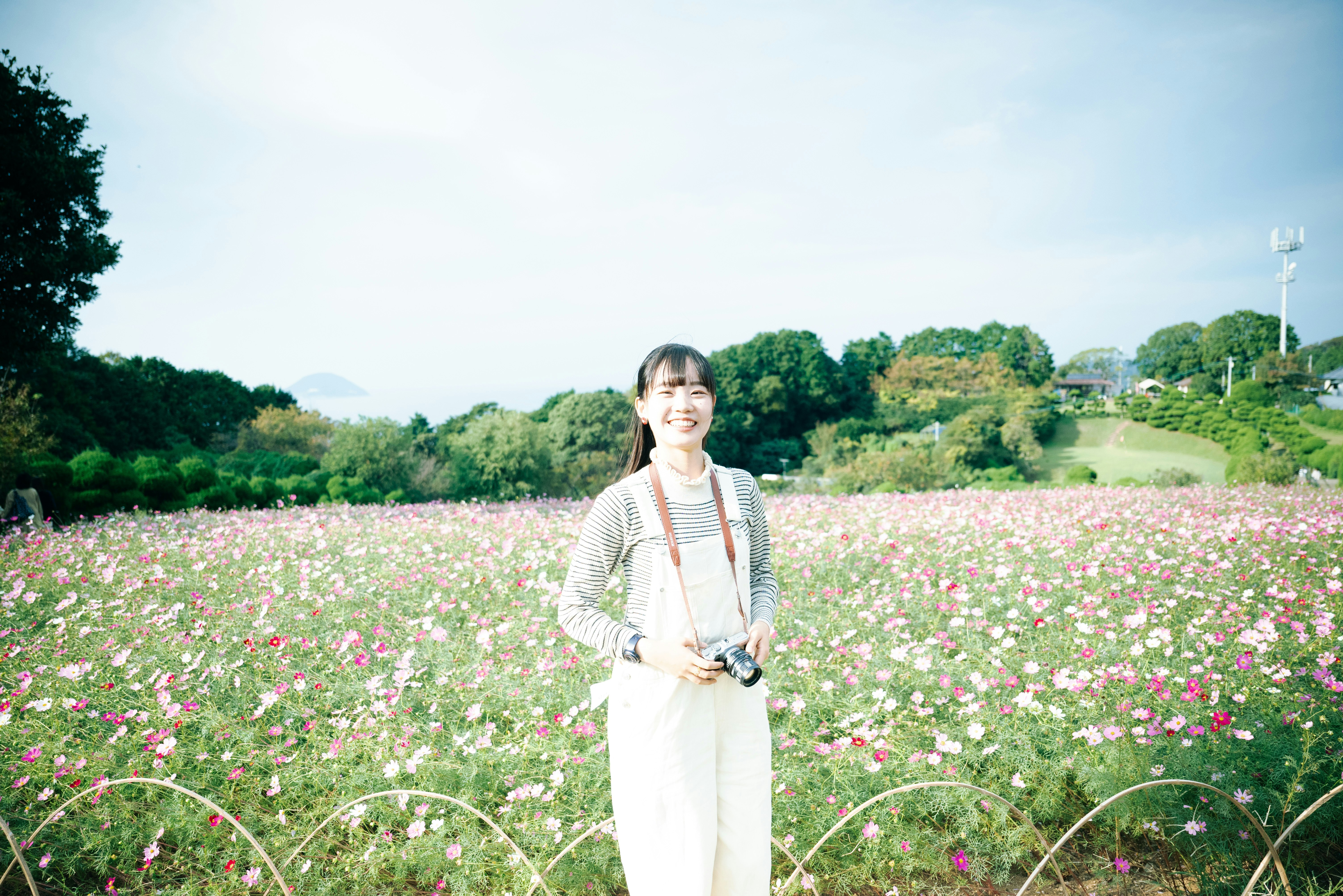 花畑で微笑む女性