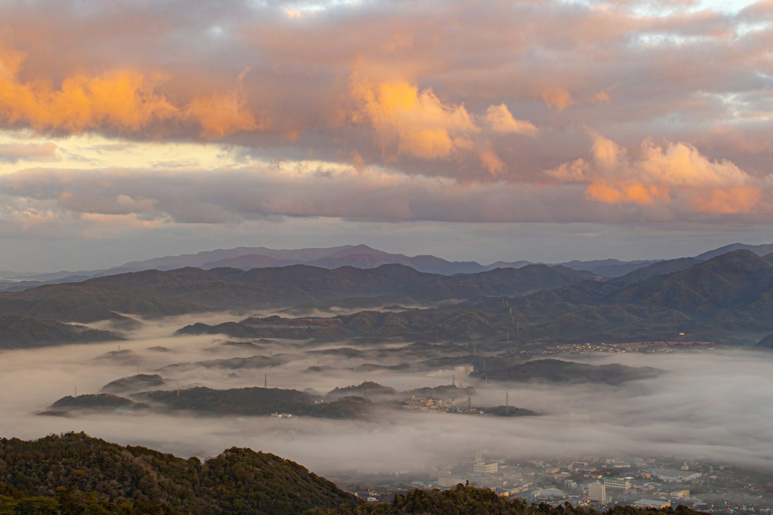 Un impresionante amanecer sobre montañas y un mar de nubes