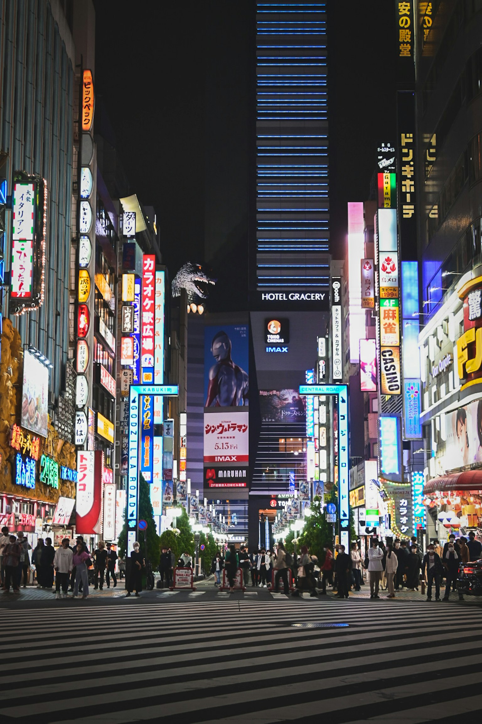 夜晚繁华街道上的明亮霓虹灯和人群