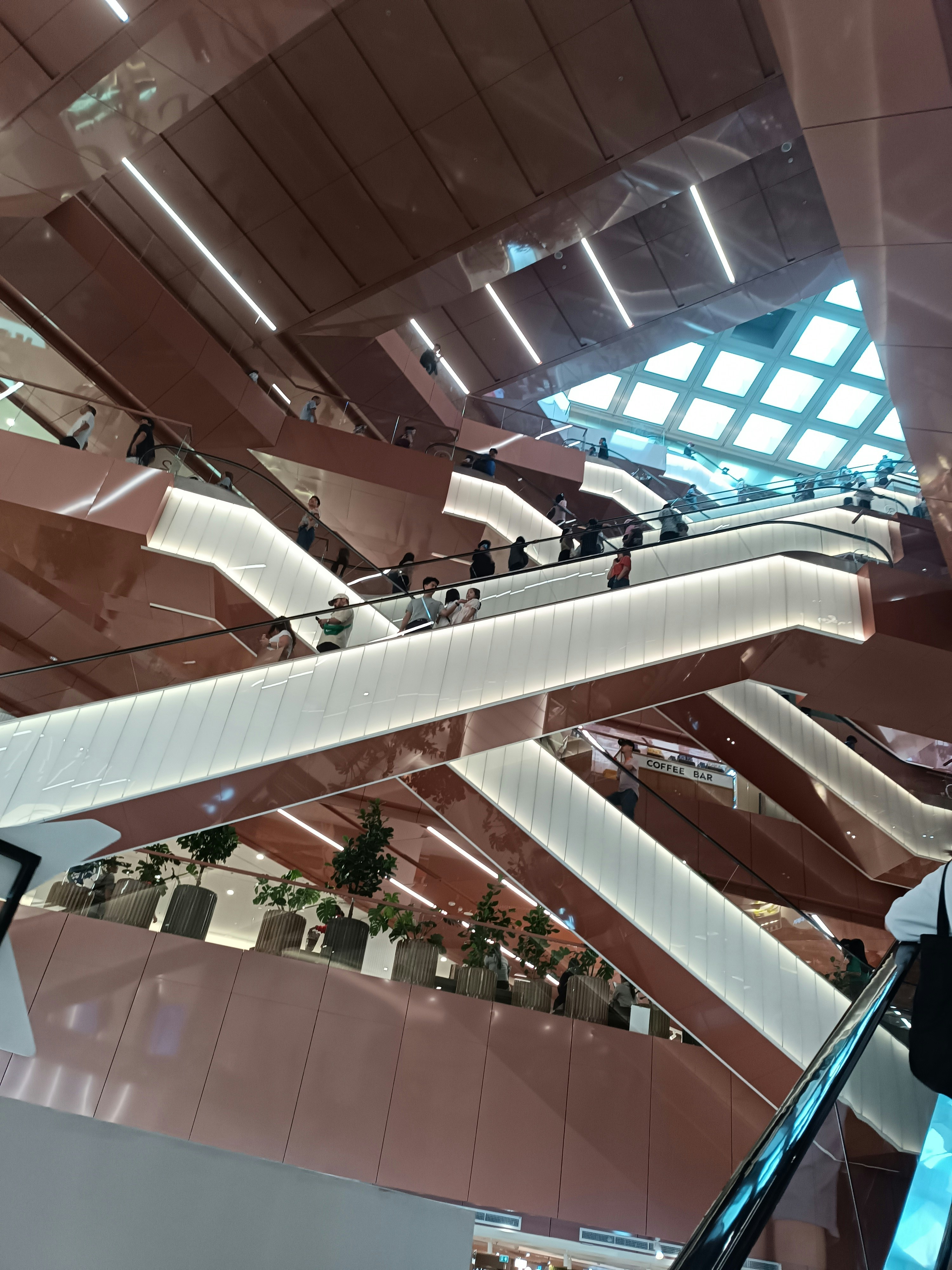 吹き抜けのある近未来的な建物ロビーのエスカレーター