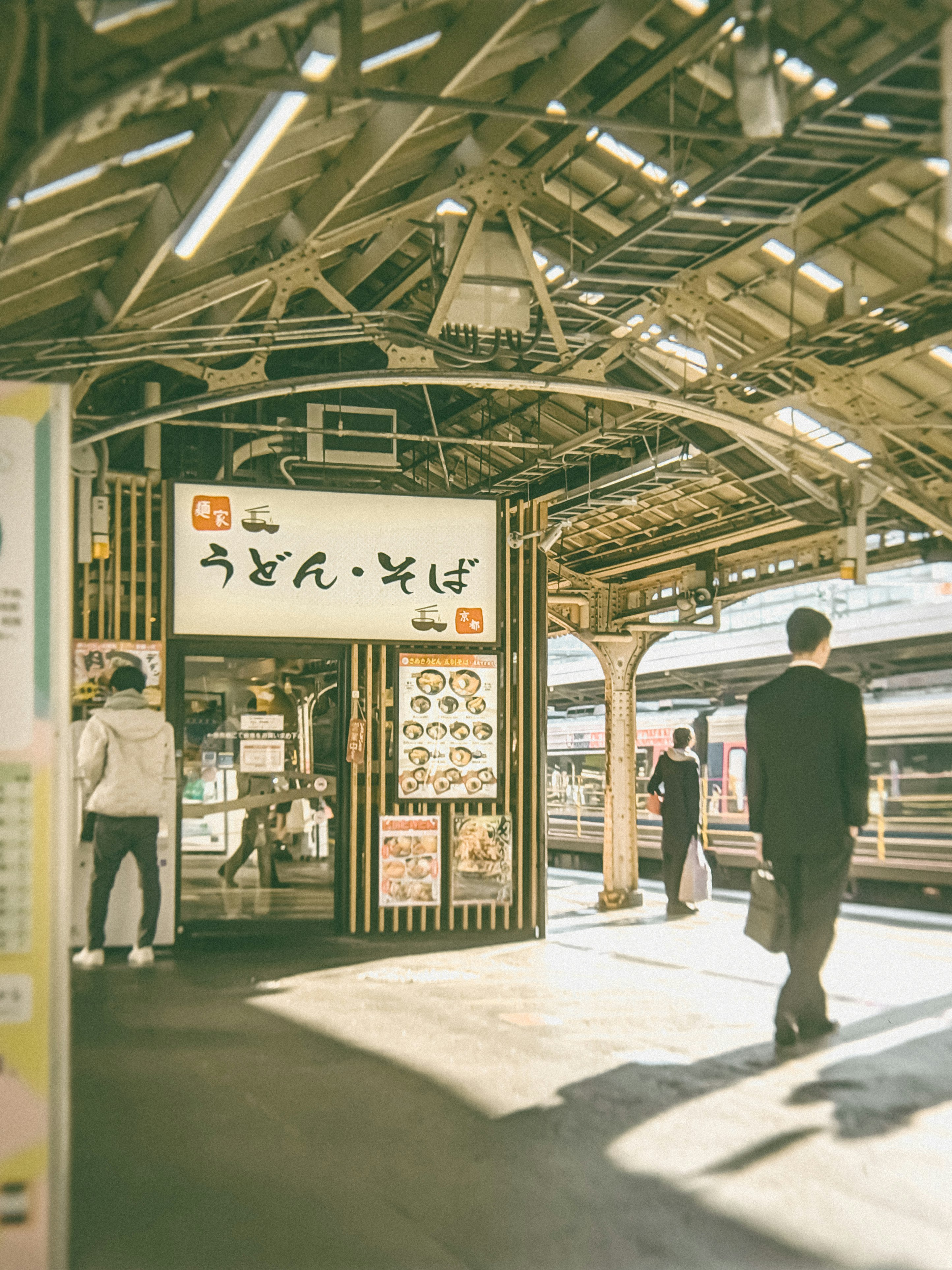 駅のホームでうどん・そばの屋台が並ぶ改札付近