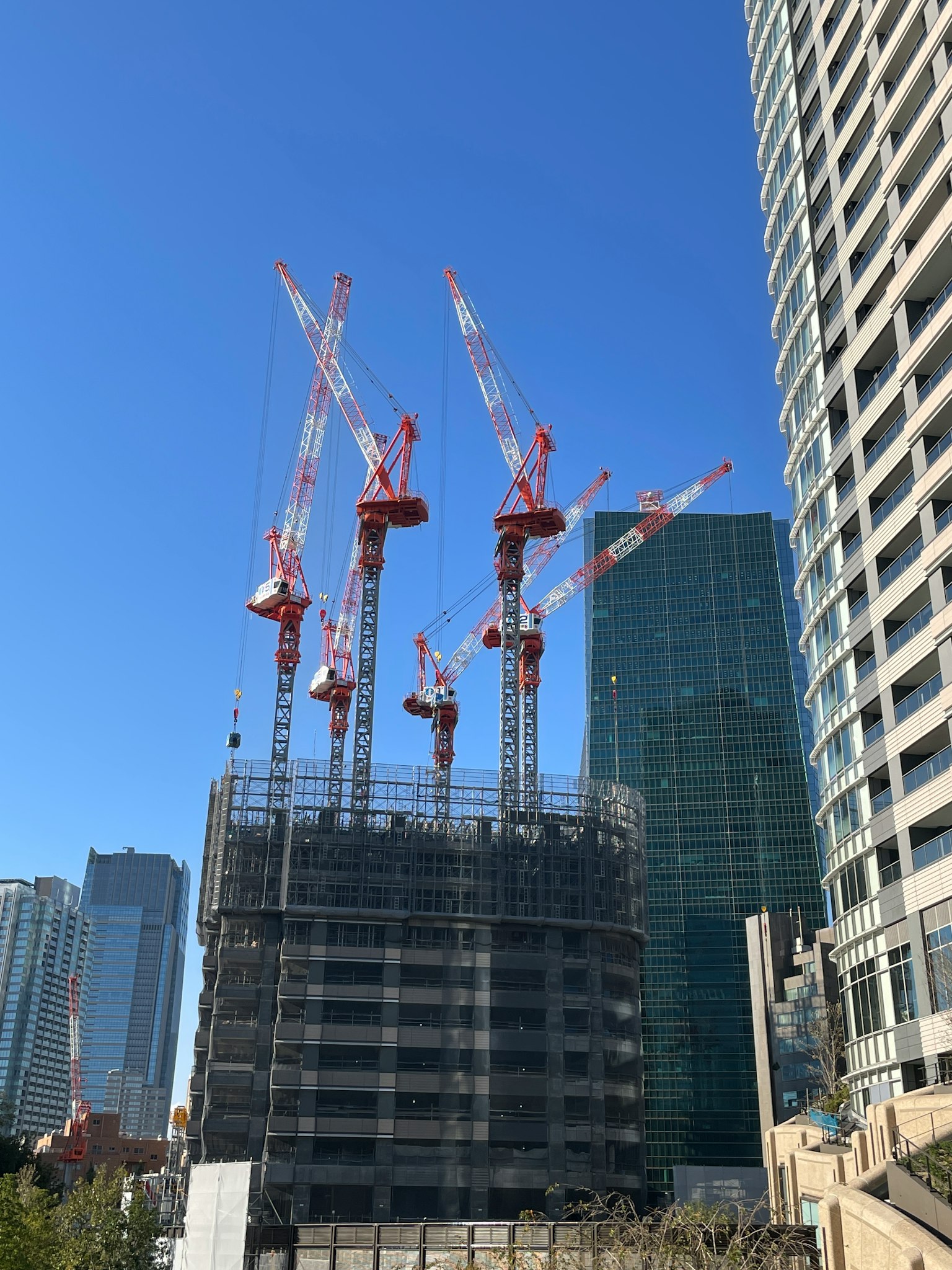 施工現場有起重機和晴朗的藍天