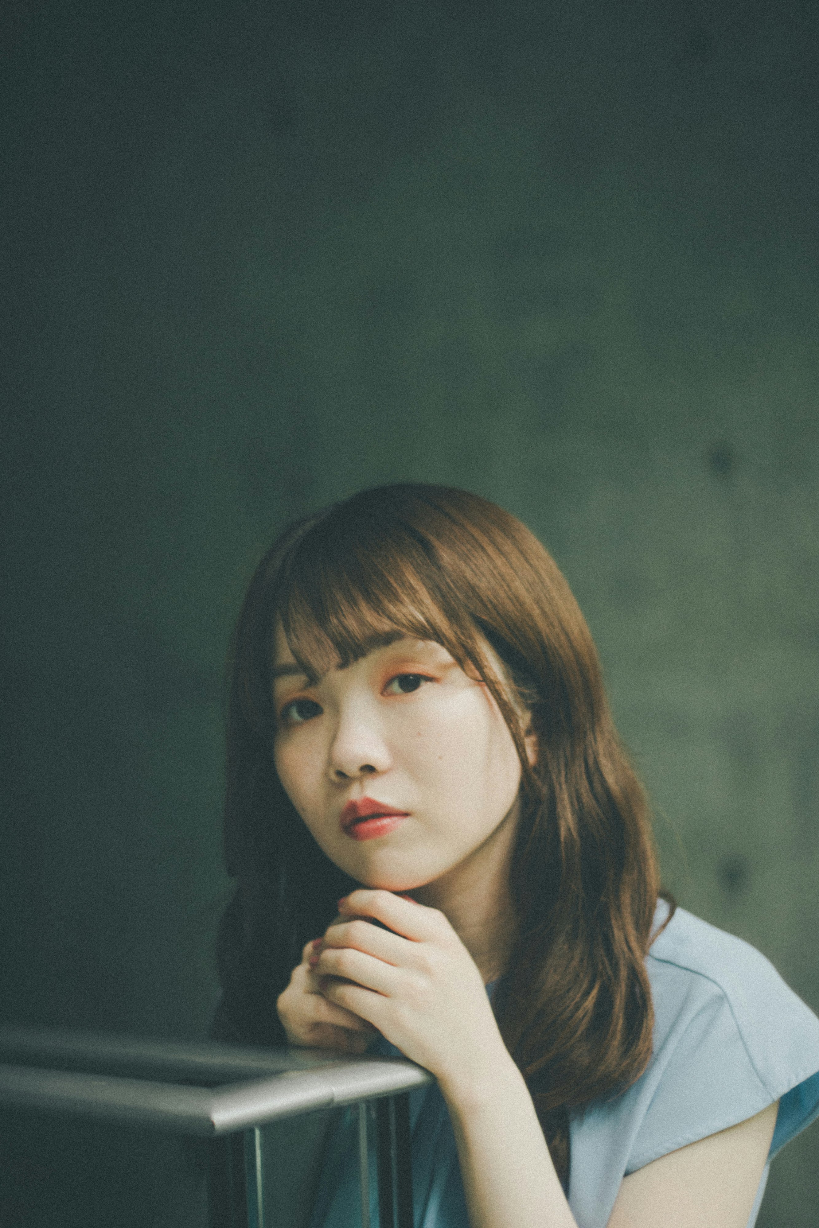 窓辺で指を添える女性のポートレート