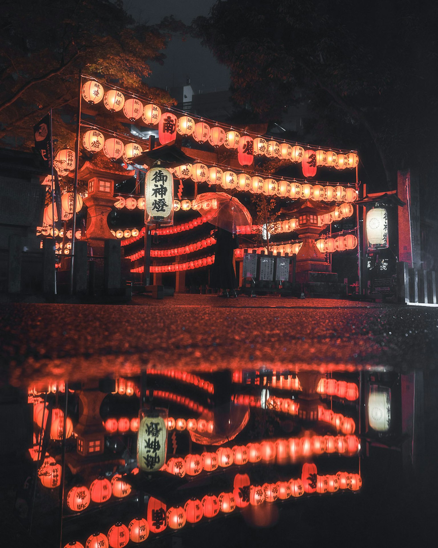夜祭上红色灯笼的美丽景象在水面上倒影