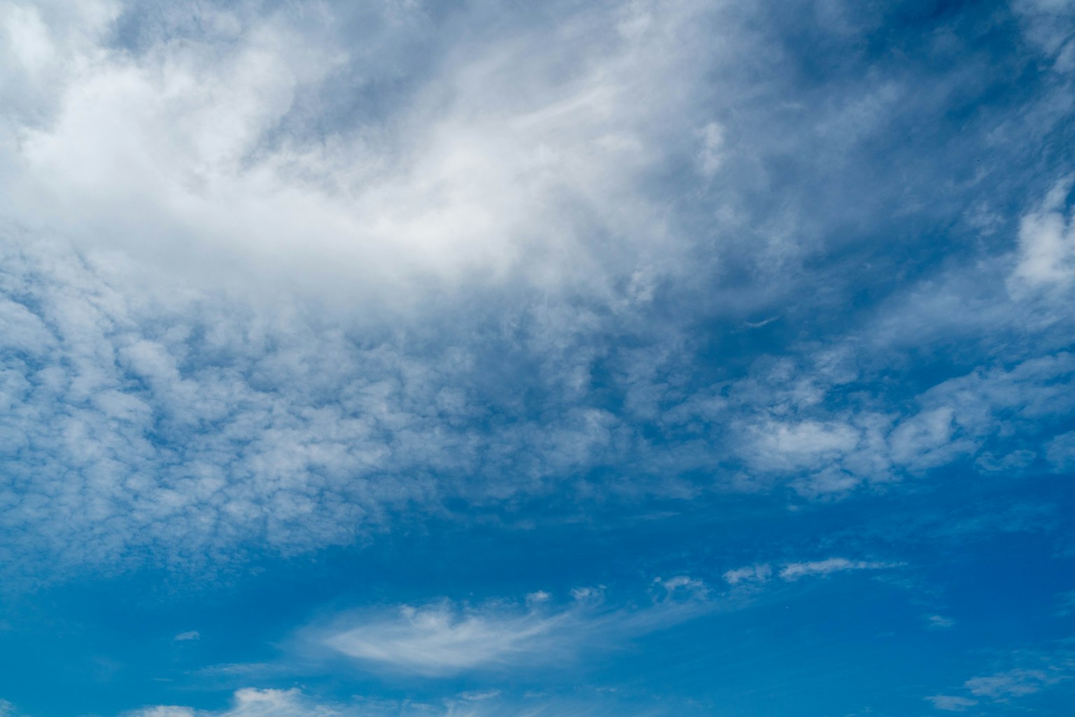 Un cielo blu chiaro con nuvole bianche sparse