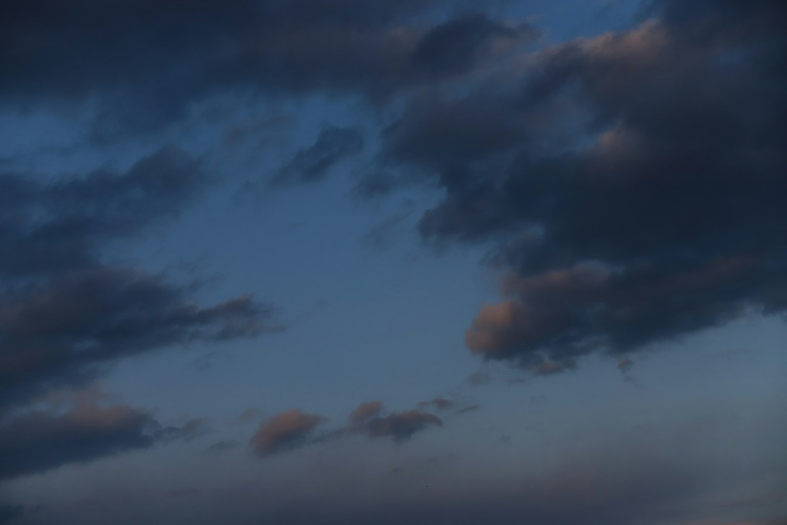 Silhouette de nubes contra un cielo azul