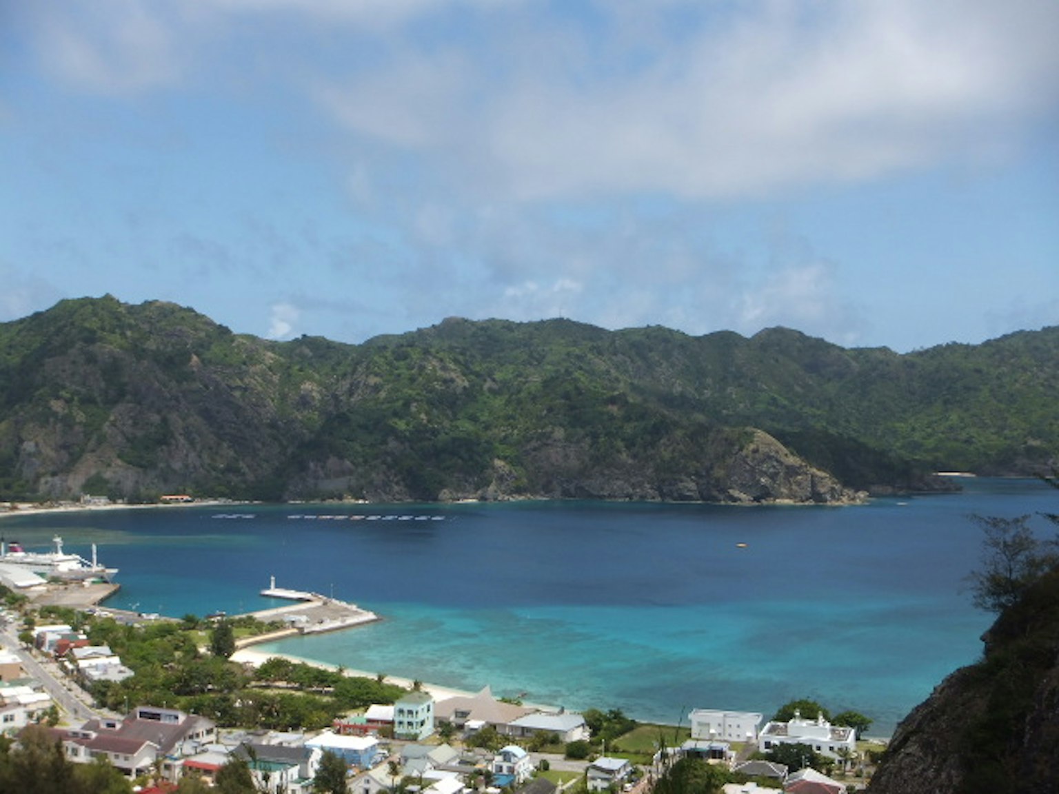 蓝色海洋和绿色山脉的美丽景色