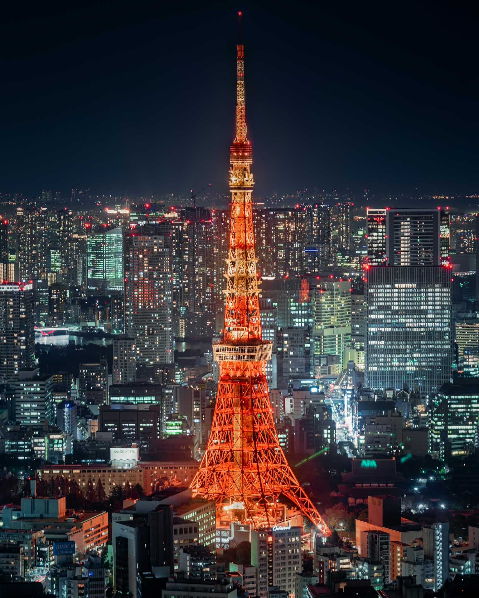 Torre di Tokyo illuminata di notte con lo skyline della città