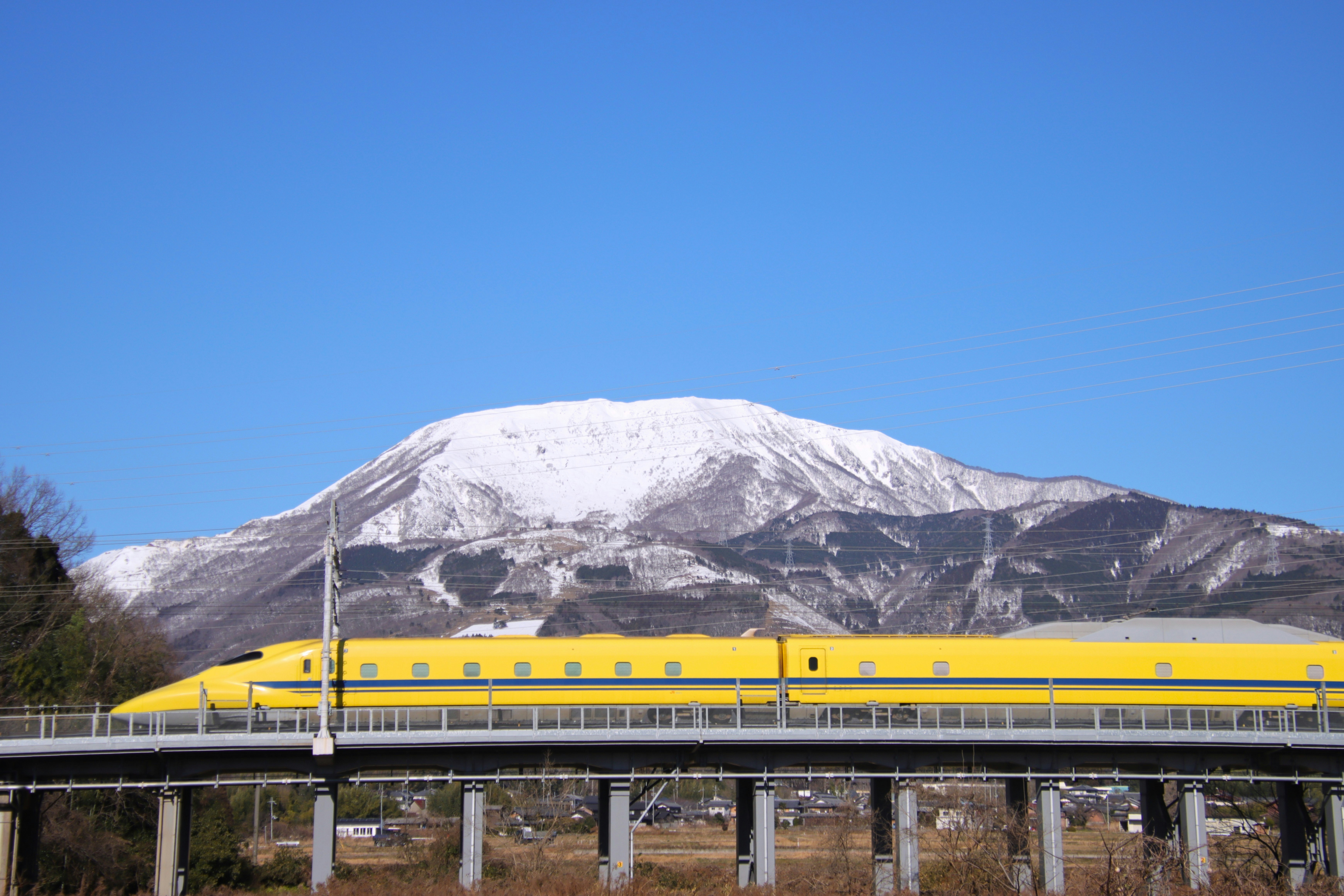 Gelber Zug mit Blick auf den Berg Ibuki