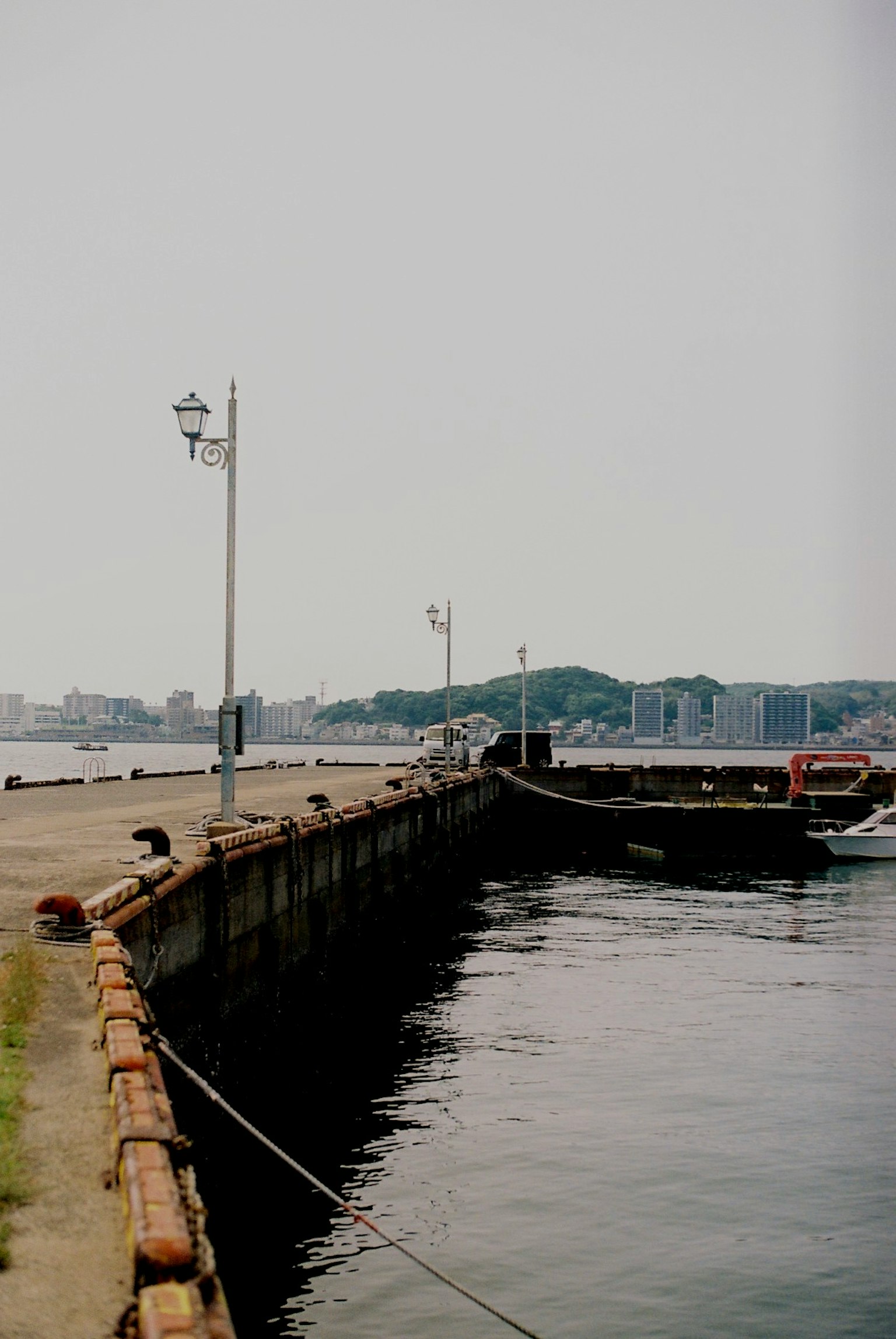 ทิวทัศน์ที่สวยงามตามท่าเรือมีเรือและเส้นขอบฟ้าของเมือง