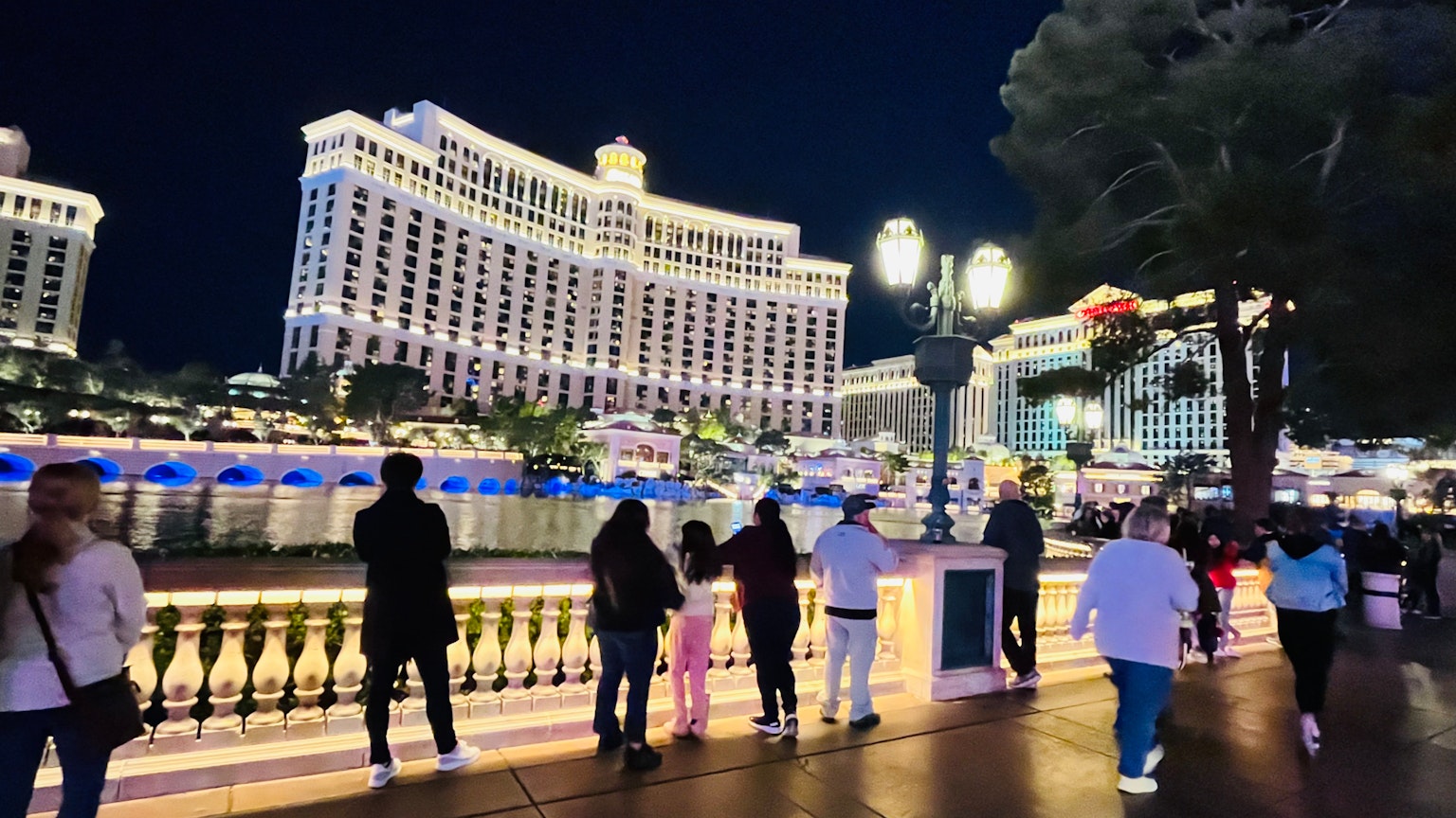 人們在夜間欣賞拉斯維加斯貝拉吉奧酒店和噴泉表演的美麗景色
