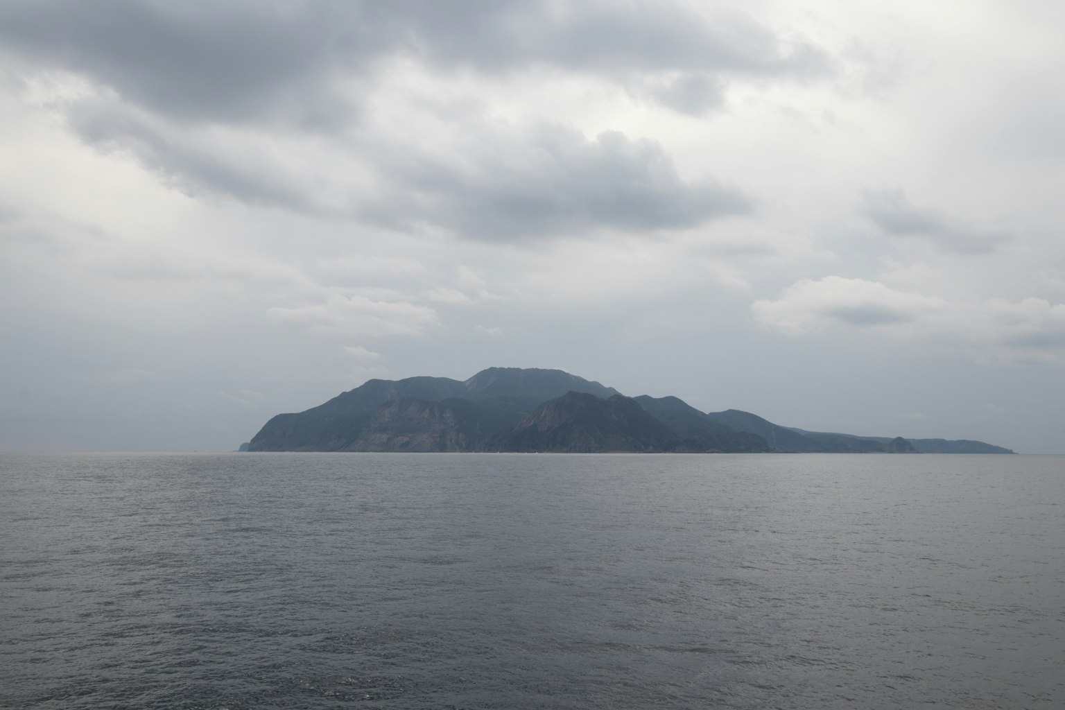 海中有山的岛屿风景
