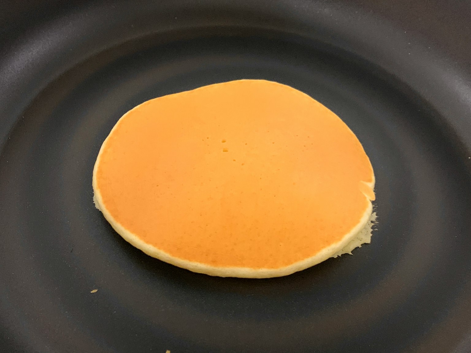 Pancake yang baru dimasak di atas wajan