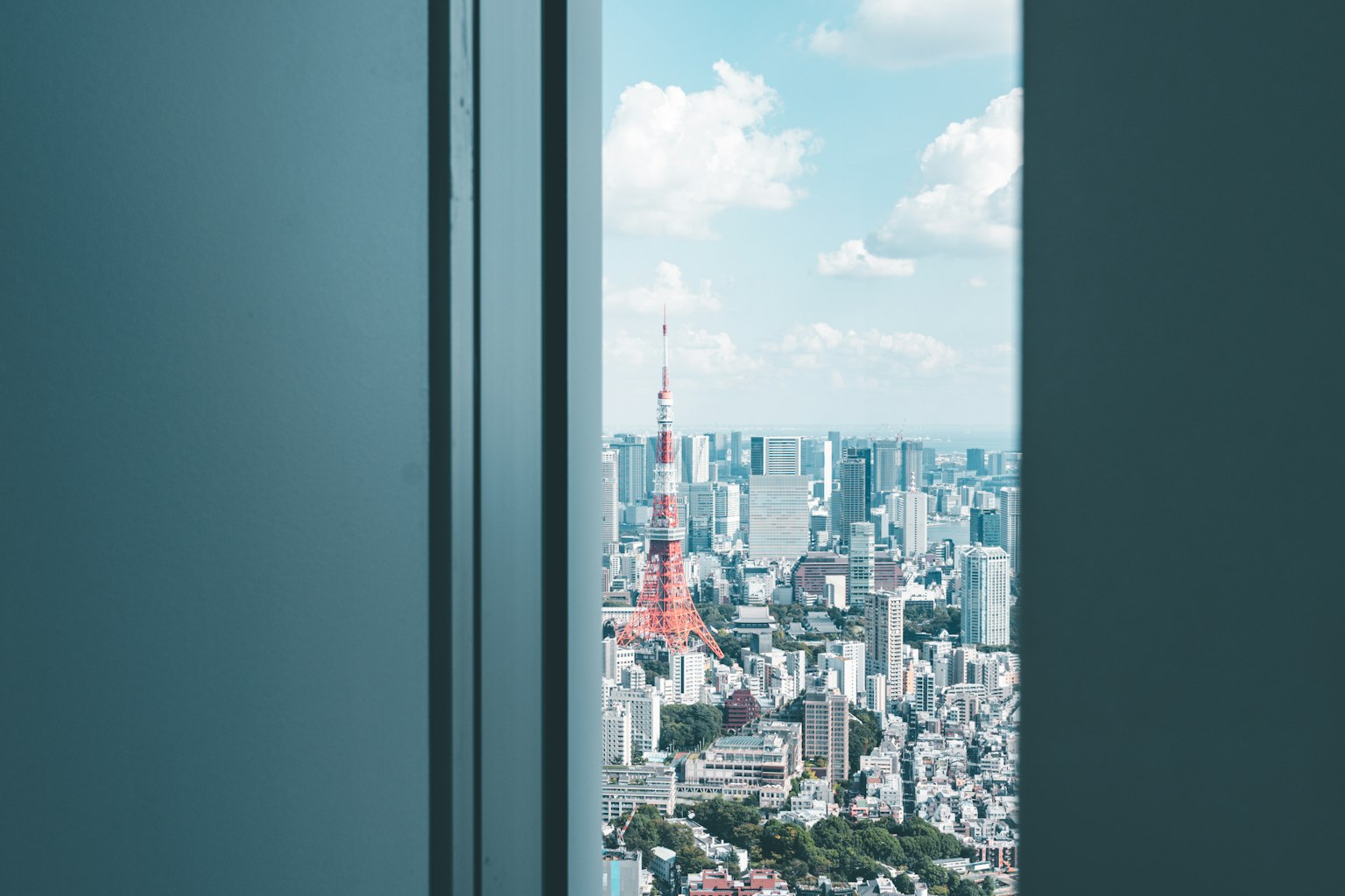 窗户展示东京塔背景的城市景观