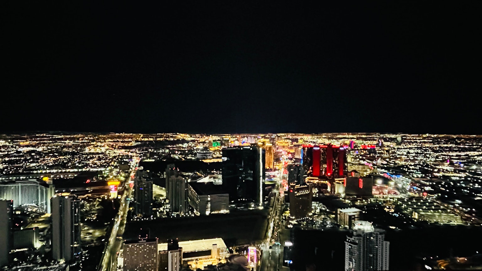Vista nocturna del horizonte de Las Vegas con edificios iluminados y luces de la ciudad