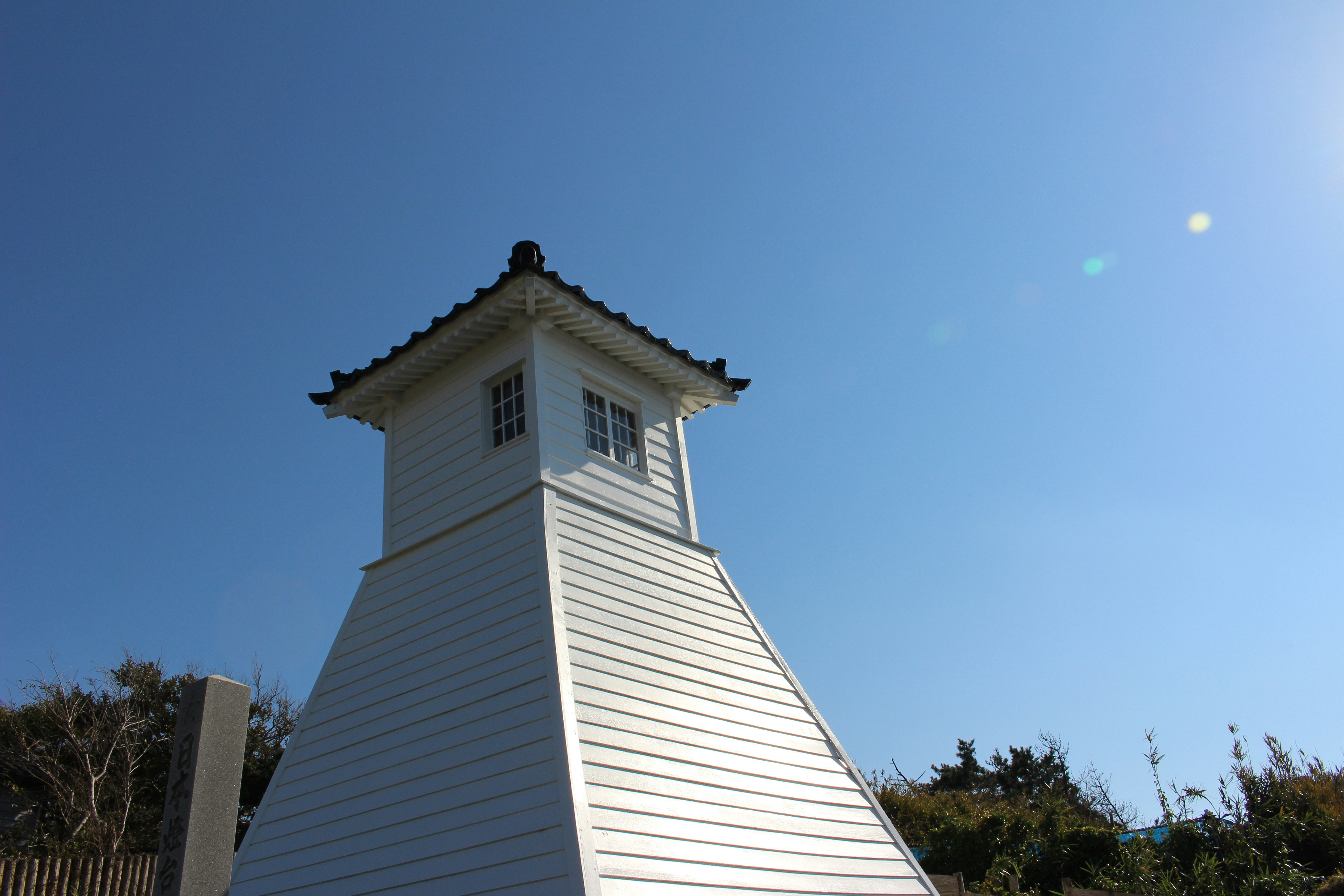旧福浦灯台の白い灯台と青空