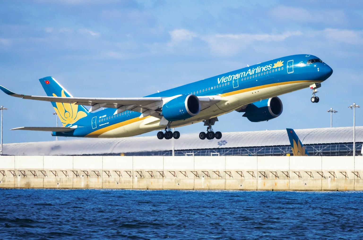 A350 ของ Vietnam Airlines ขึ้นบินเหนือผิวน้ำด้วยสีฟ้า
