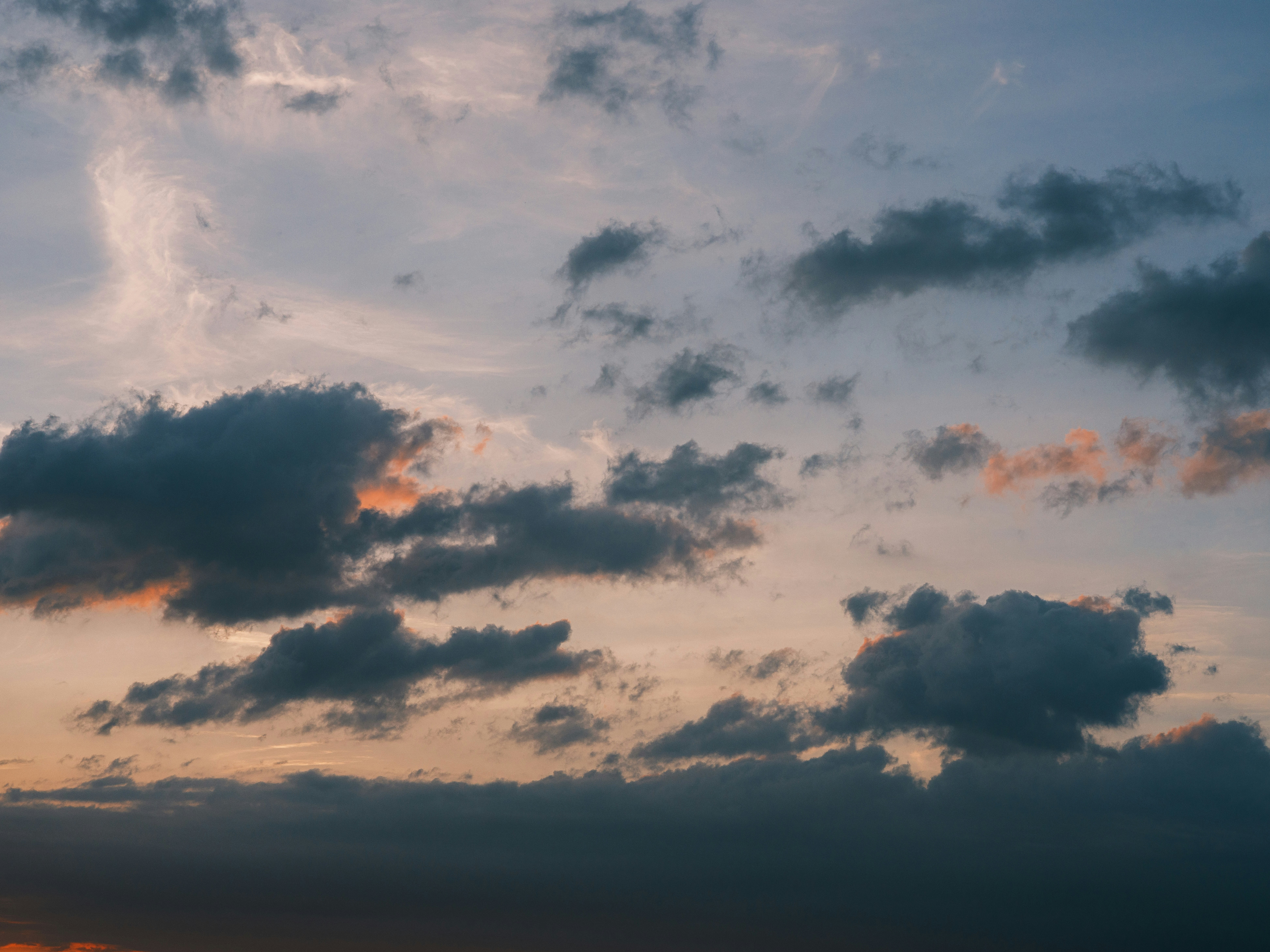 夕暮れの空に広がる雲の表情
