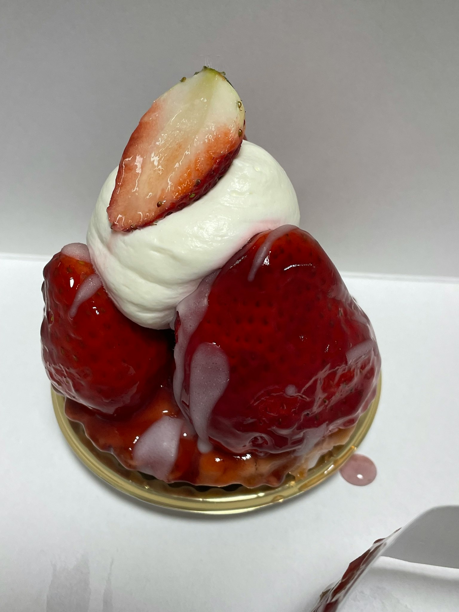 Dessert à la fraise avec crème fouettée