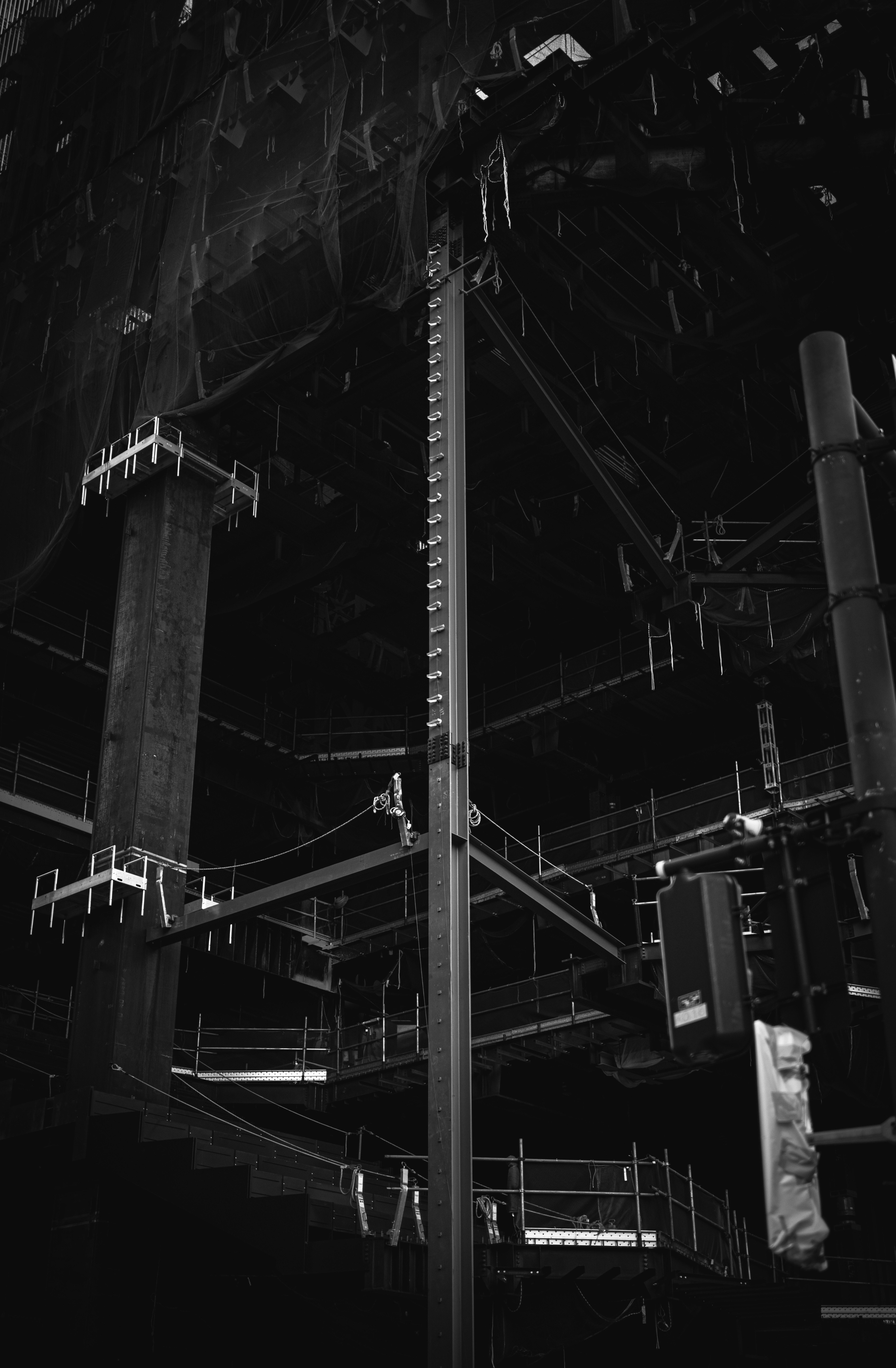 Rohrleitungen und Metallgeländer einer Industrieanlage bei Nacht