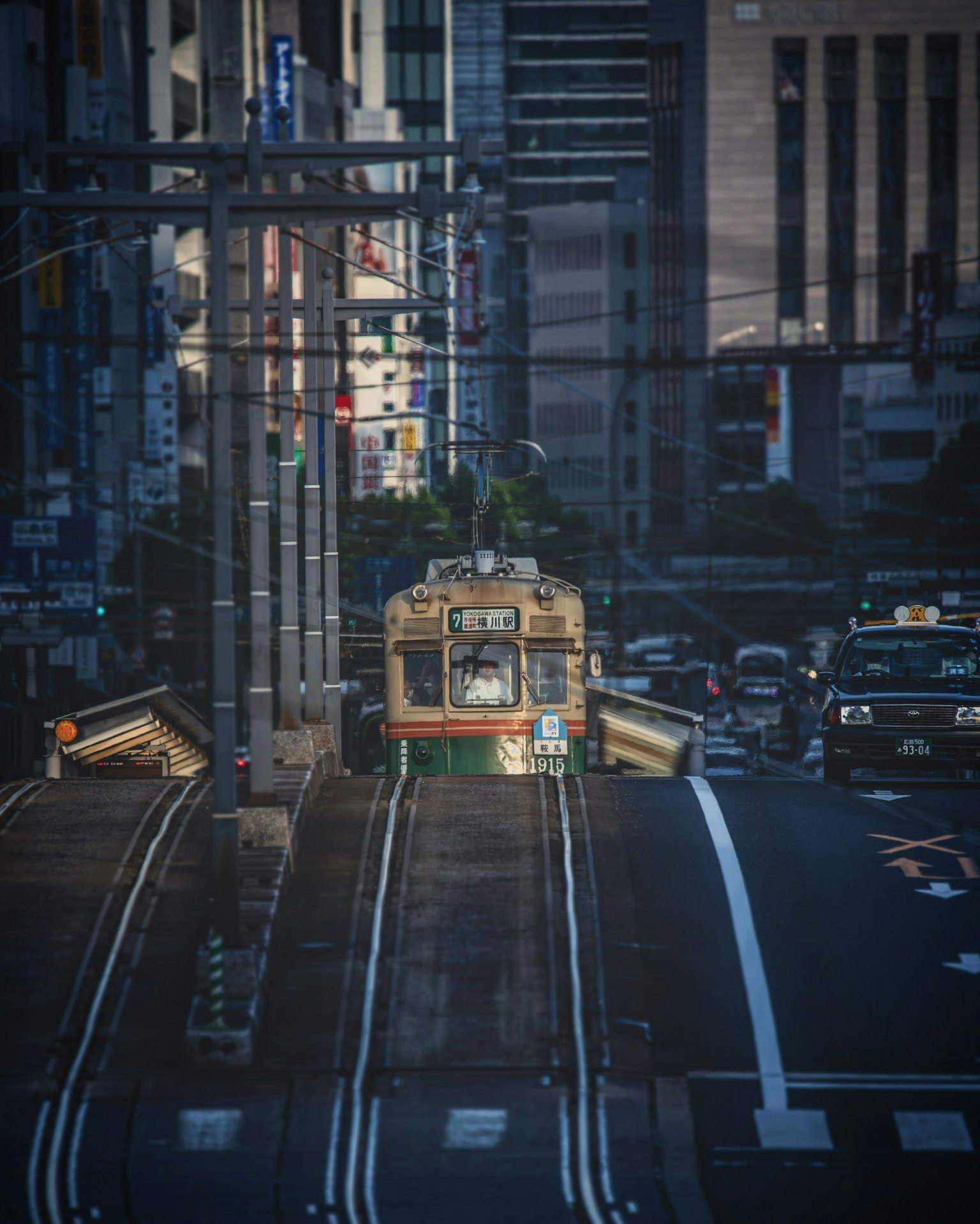 城市电车沿着轨道行驶，背景是摩天大楼