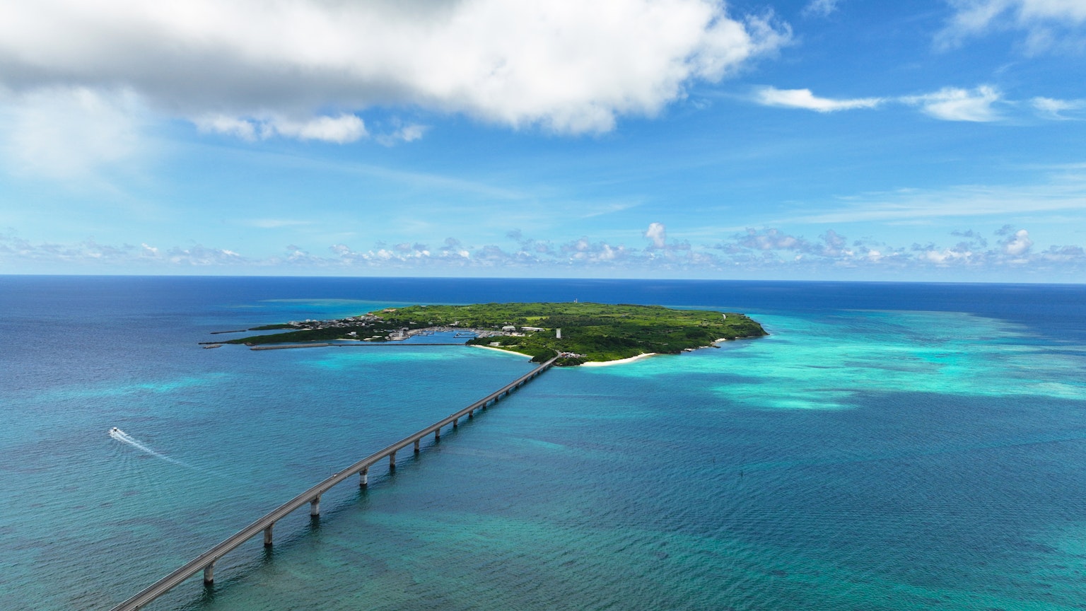 ทิวทัศน์อันงดงามของเกาะที่มีท่าเรือยาวใต้ท้องฟ้าและทะเลสีฟ้า