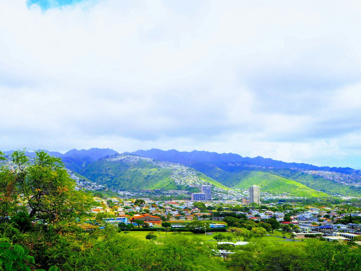 Paysage magnifique d'Hawaï avec des collines verdoyantes et un ciel bleu
