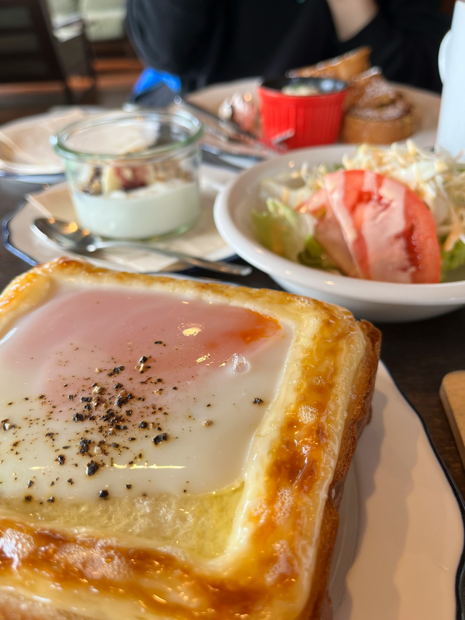 아침 식사 접시에 계란이 얹힌 페이스트리와 샐러드