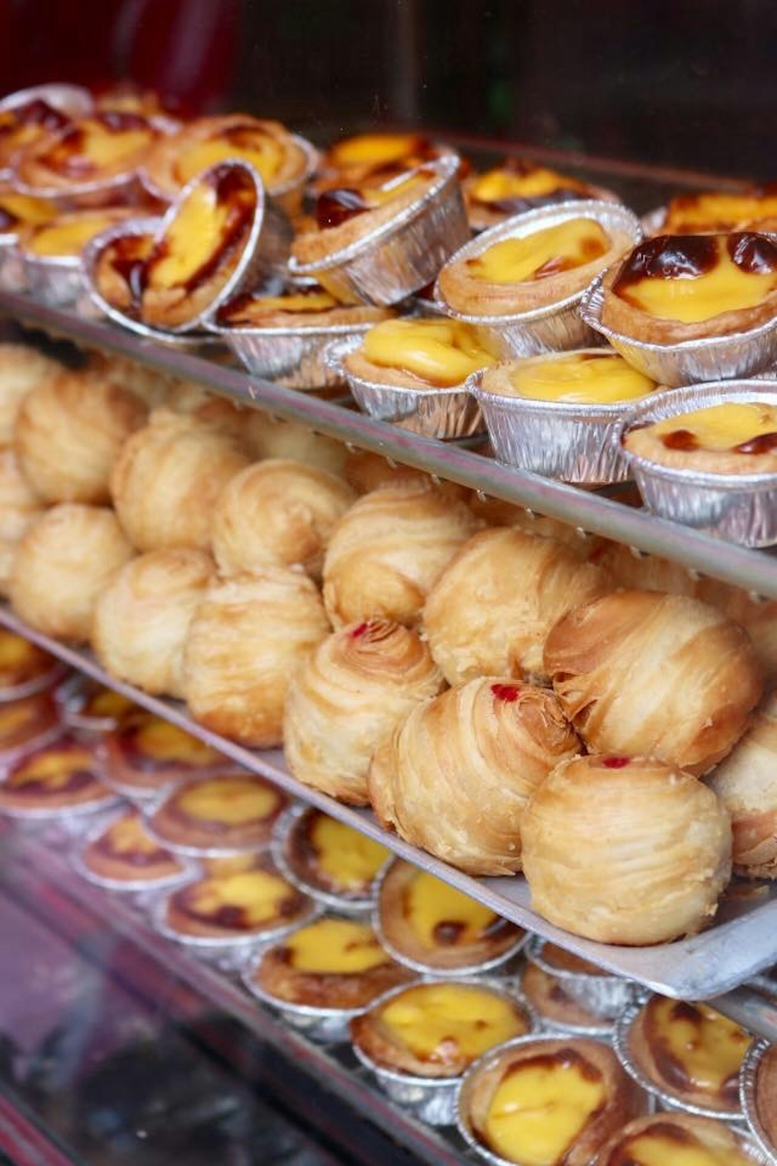 Esposizione di dolci con pasticcini sfogliati e crostate alla crema