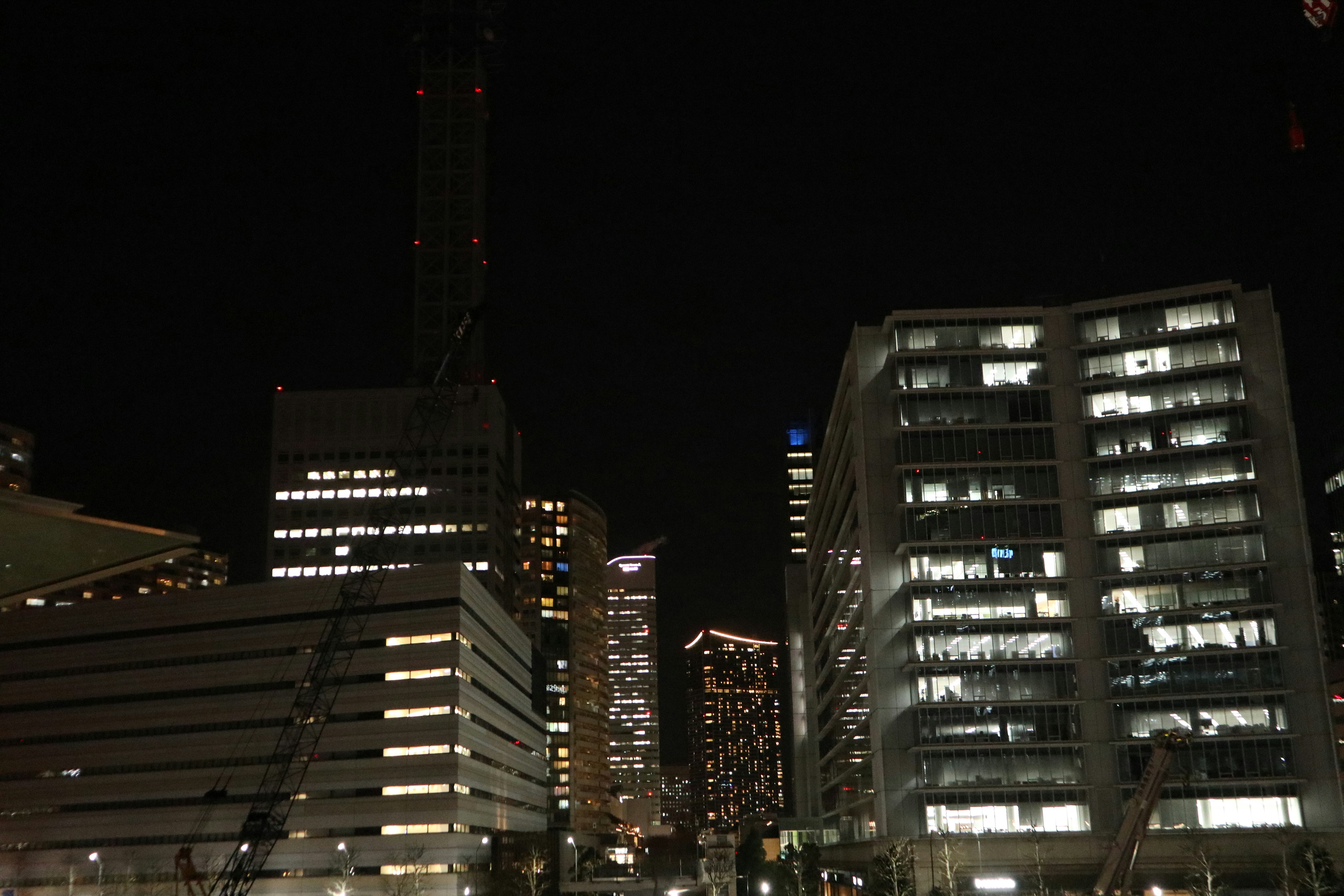 skyline notturno di grattacieli e luci della città