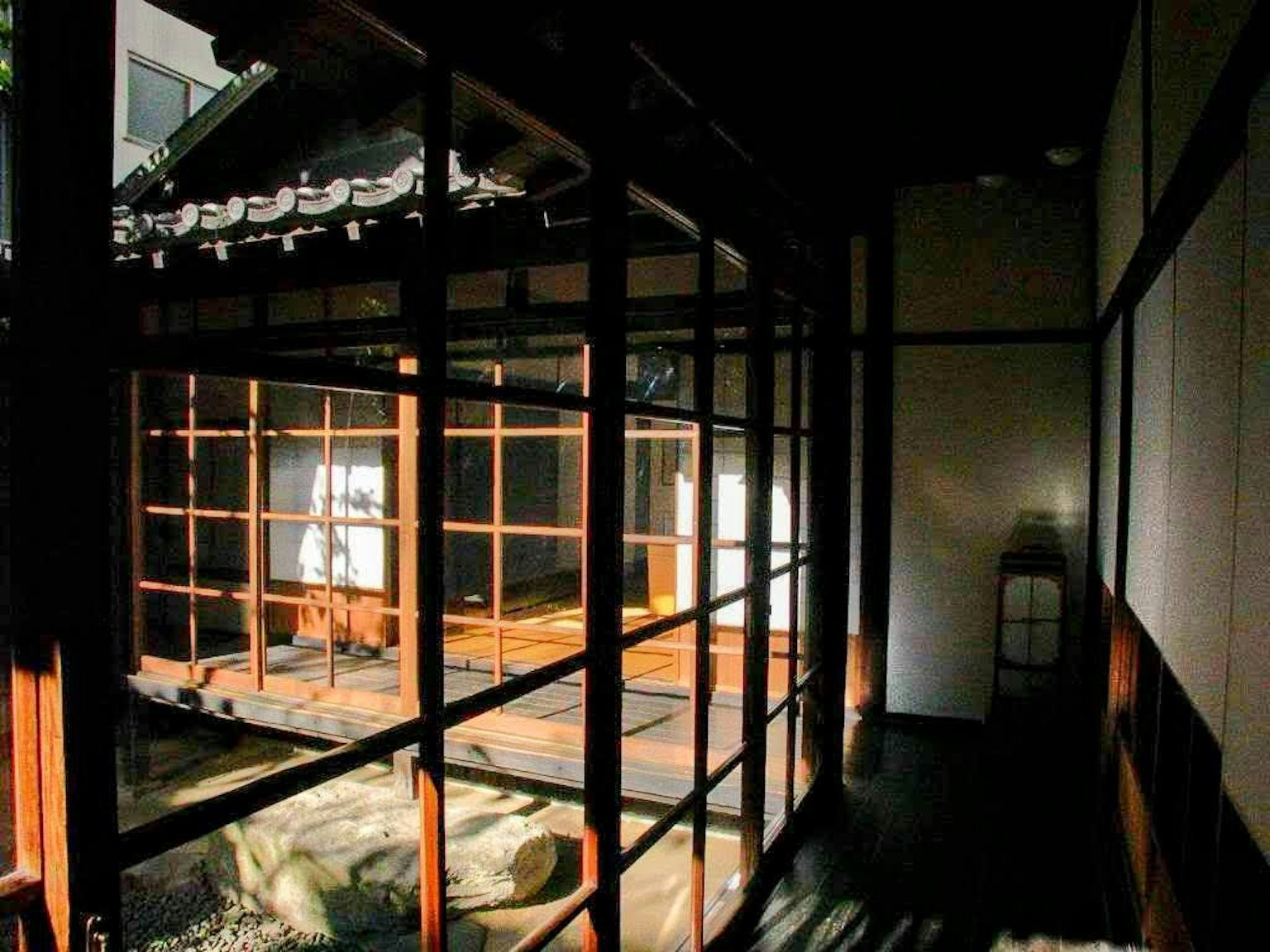 전통 일본 가옥의 내부로 나무 프레임과 슬라이딩 유리문이 특징입니다