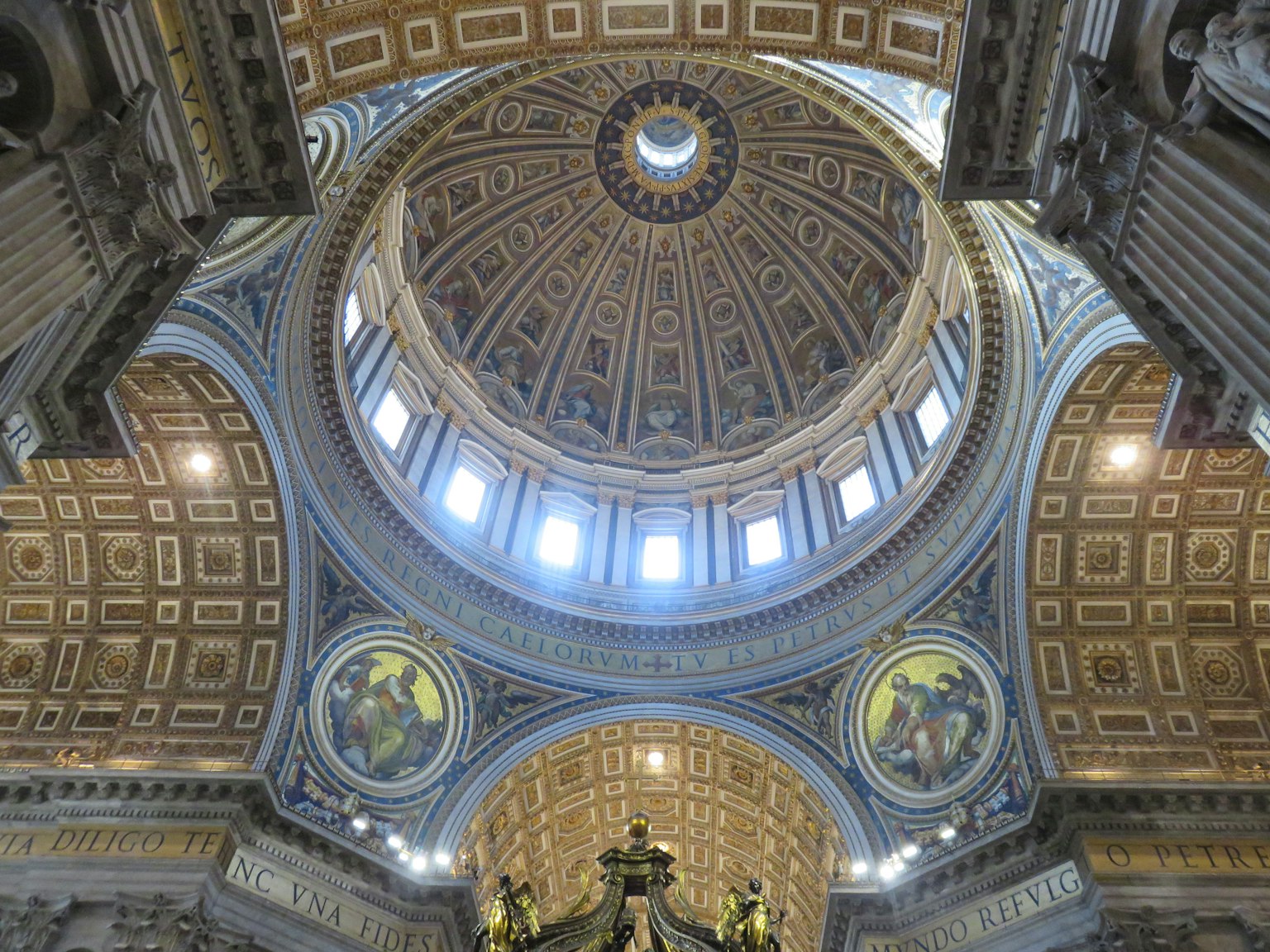 Vista interior de la cúpula de la basílica de San Pedro mostrando diseños intrincados