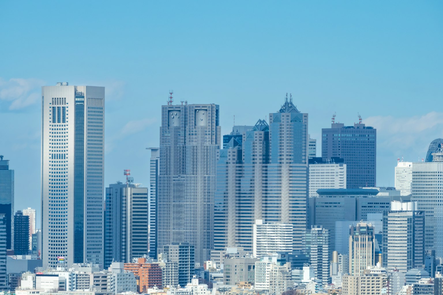 Skyline von Tokio mit modernen Wolkenkratzern und klarem blauen Himmel