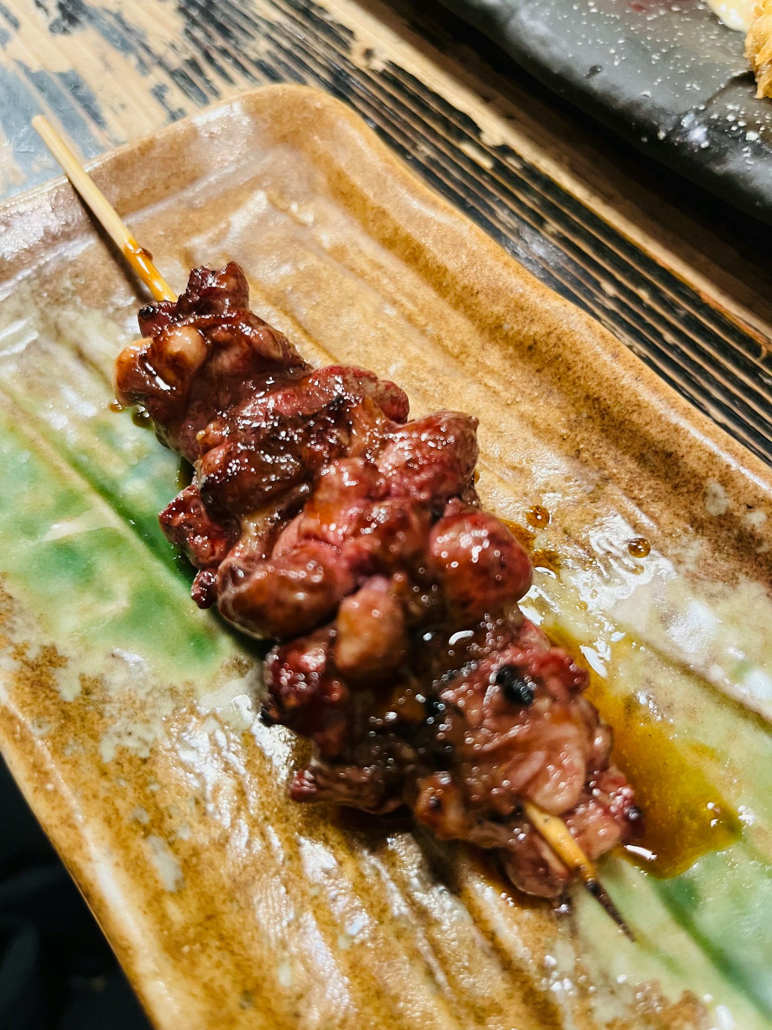 Brocheta de carne a la parrilla servida en un plato