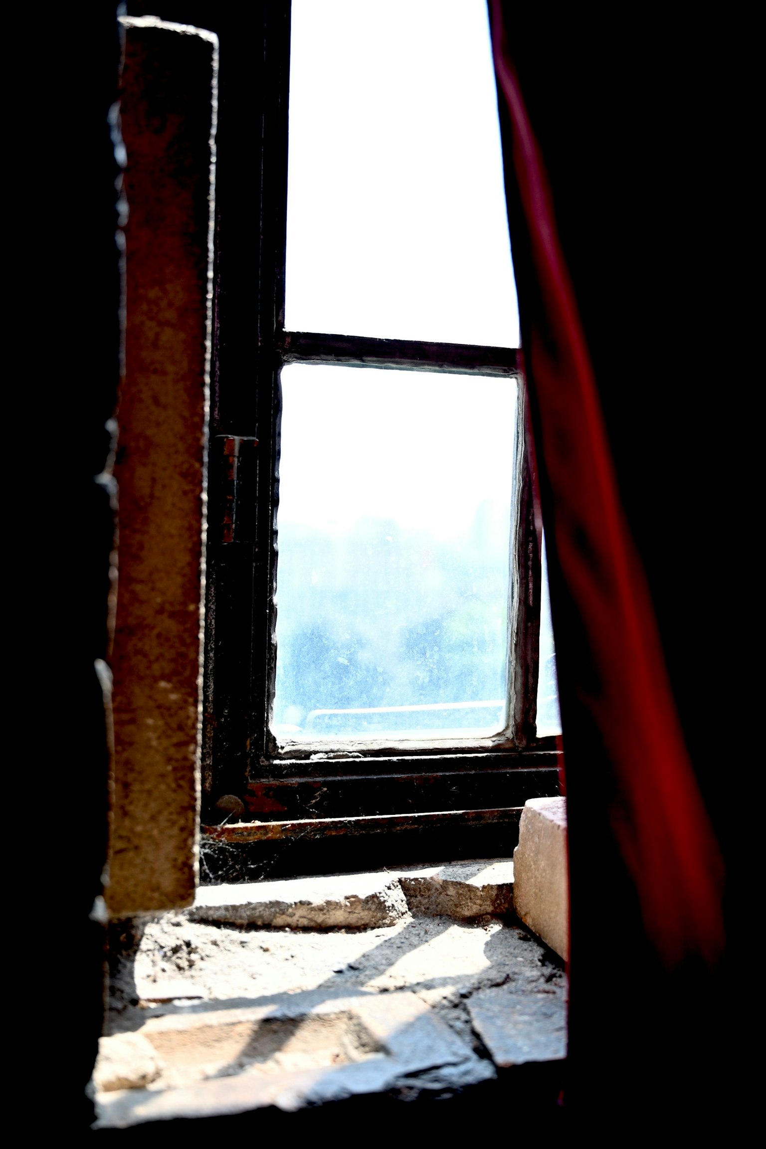 Luce che entra da una vecchia cornice di finestra