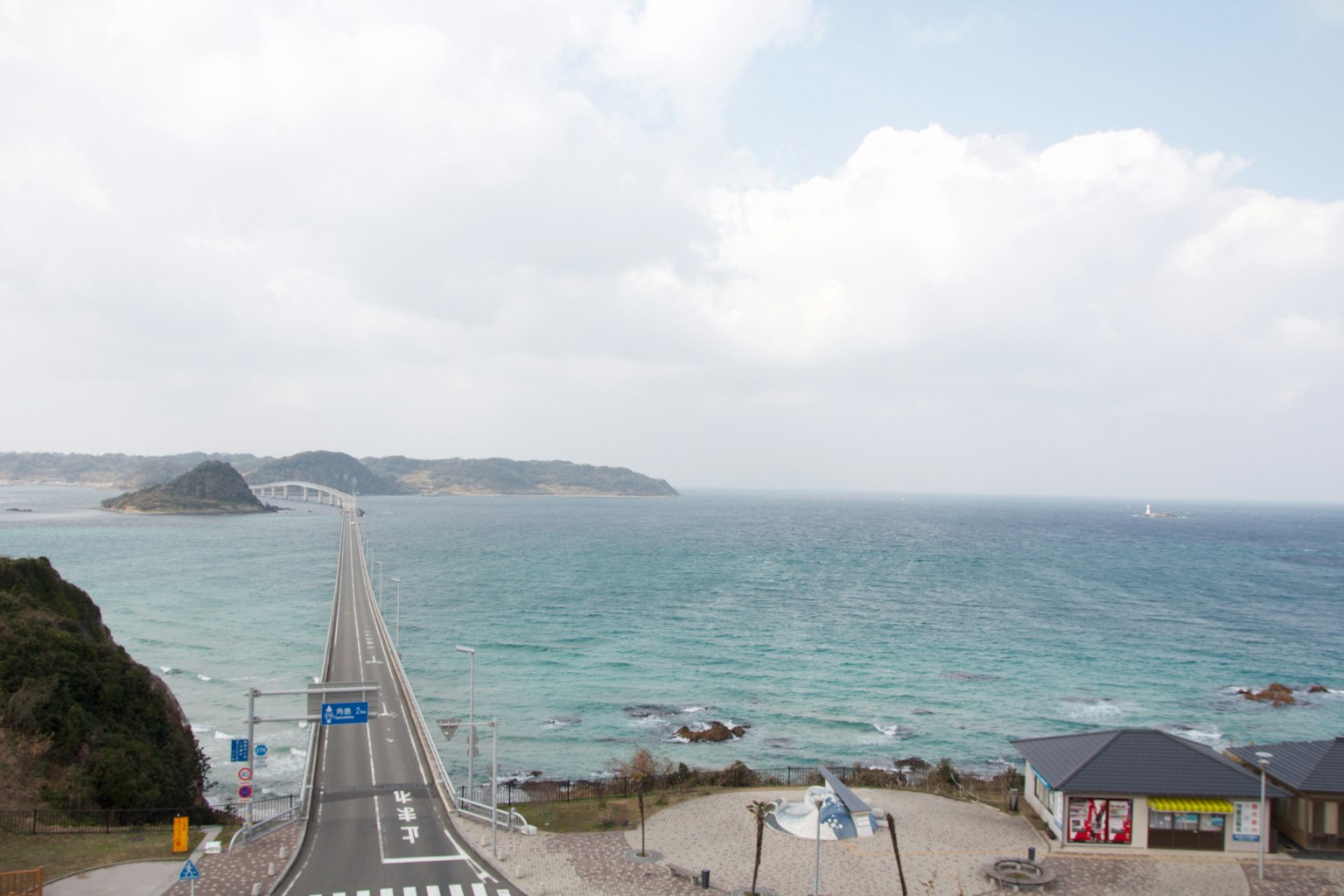 Landschaftsansicht einer Brücke, die zum Ozean führt