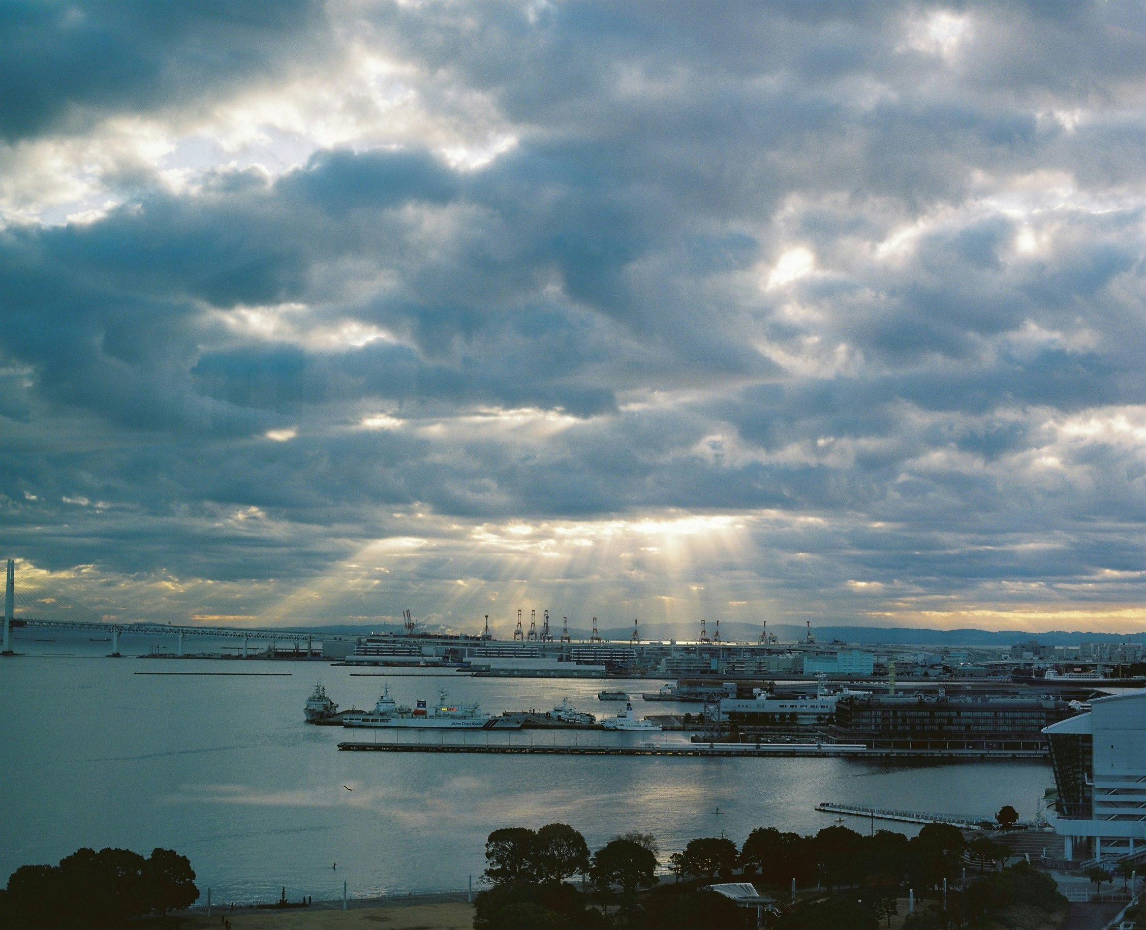 港湾の海と岸壁、曇り空の夕景