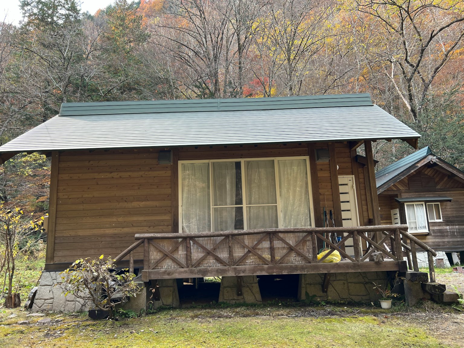 กระท่อมไม้ที่อยู่ท่ามกลางทิวทัศน์ฤดูใบไม้ร่วง