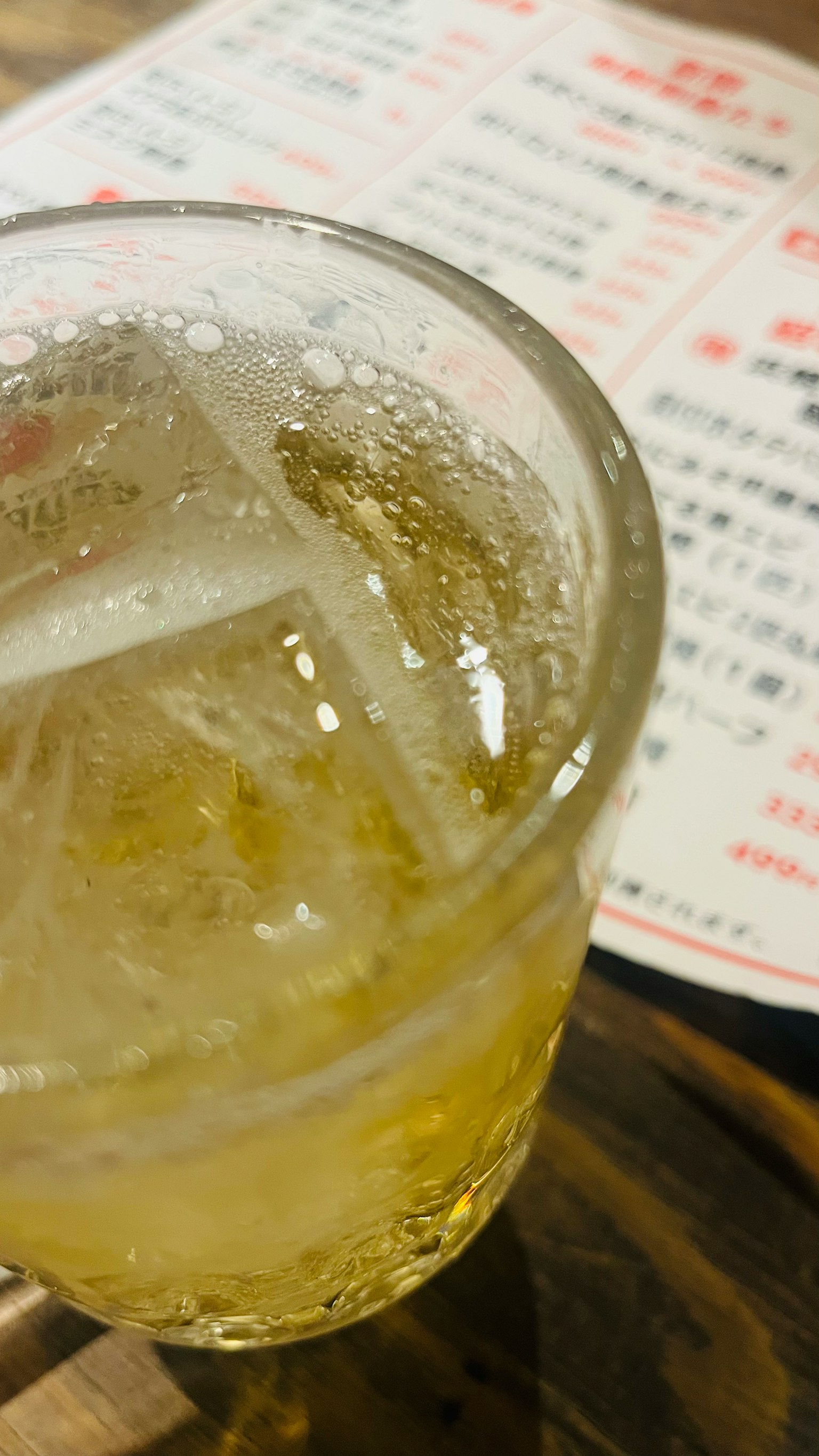 冰塊的碳酸飲料杯和菜單的一部分