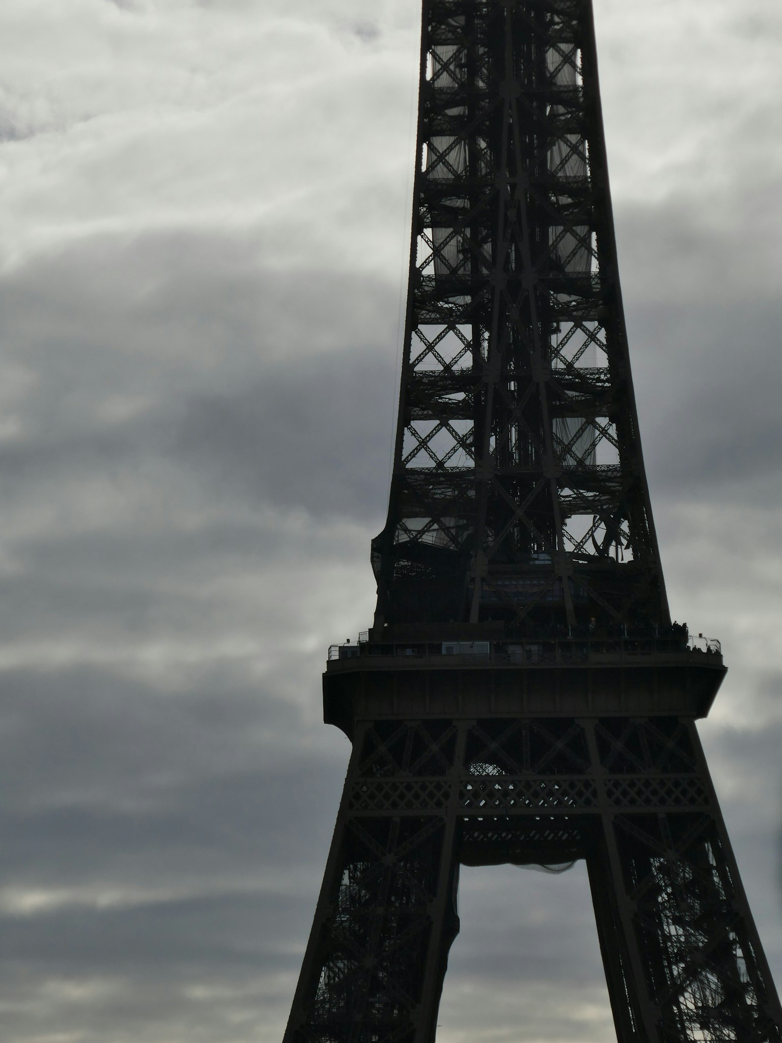 艾菲爾鐵塔的輪廓與多雲的天空