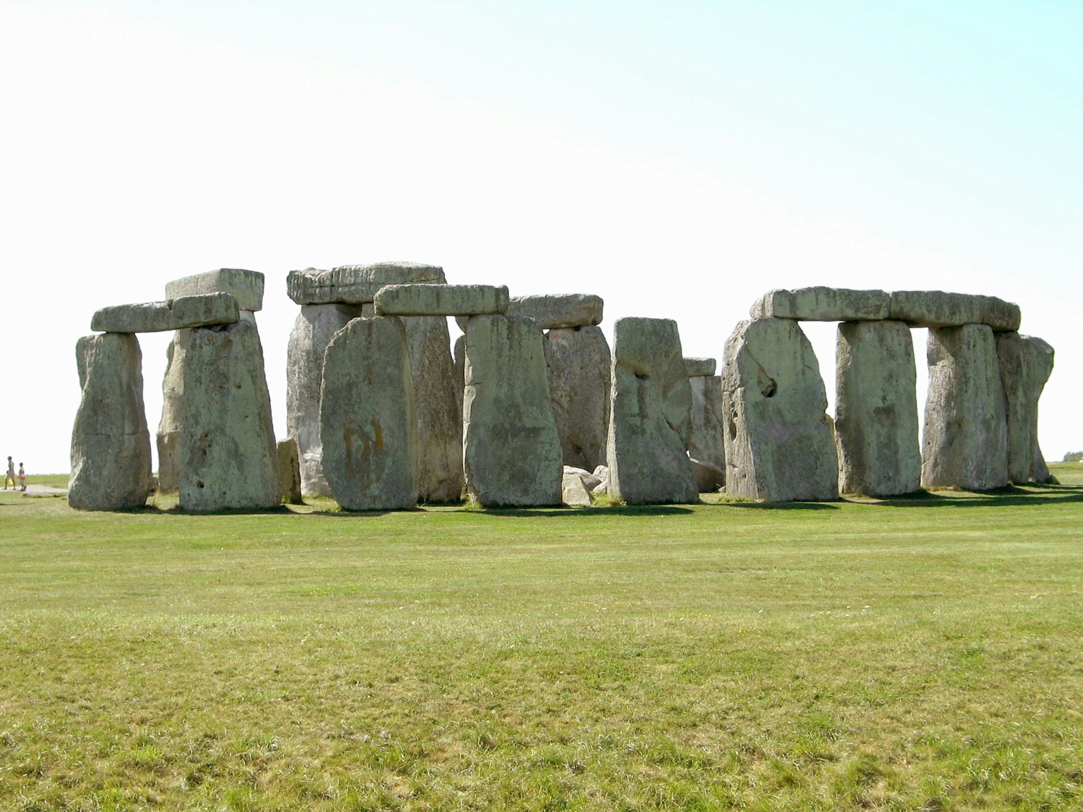 Cấu trúc đá khổng lồ của Stonehenge dưới bầu trời xanh trong