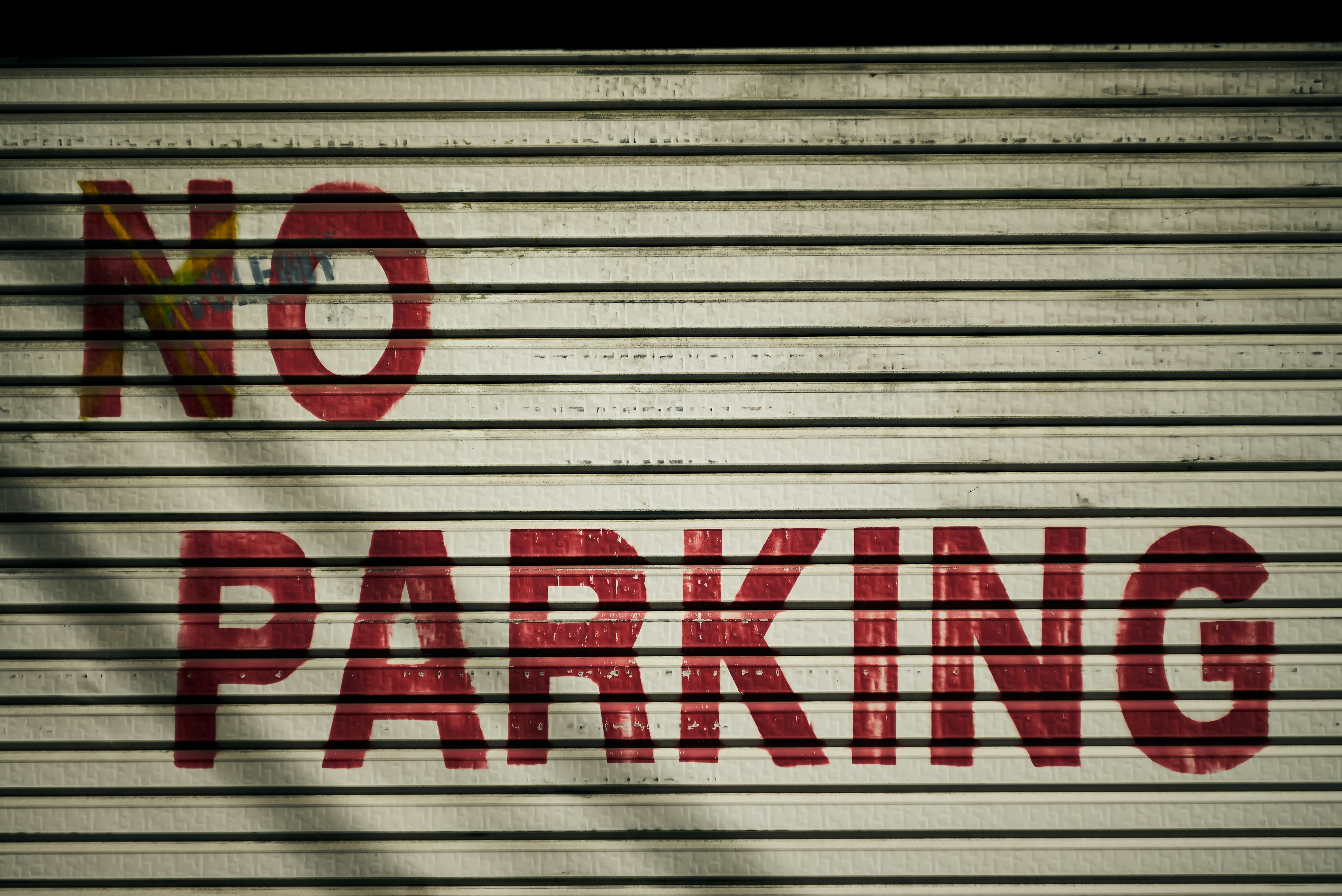 金属卷帘上涂写的“PARKING”字样