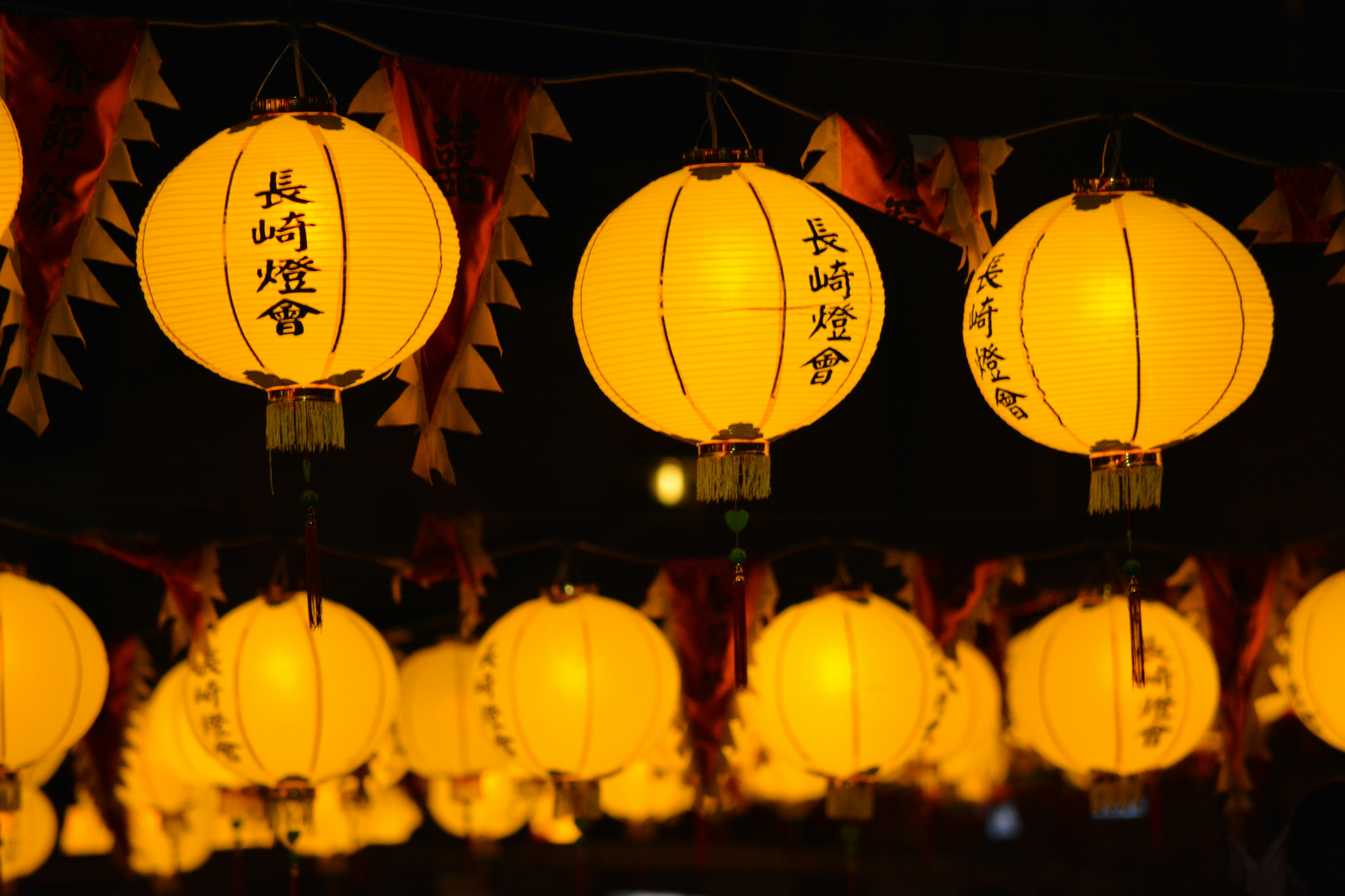 长崎灯笼节夜晚街景，成排灯笼