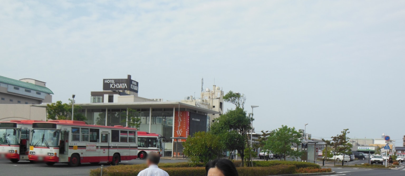 ทิวทัศน์เมืองที่มีสถานีรถบัสและอาคาร