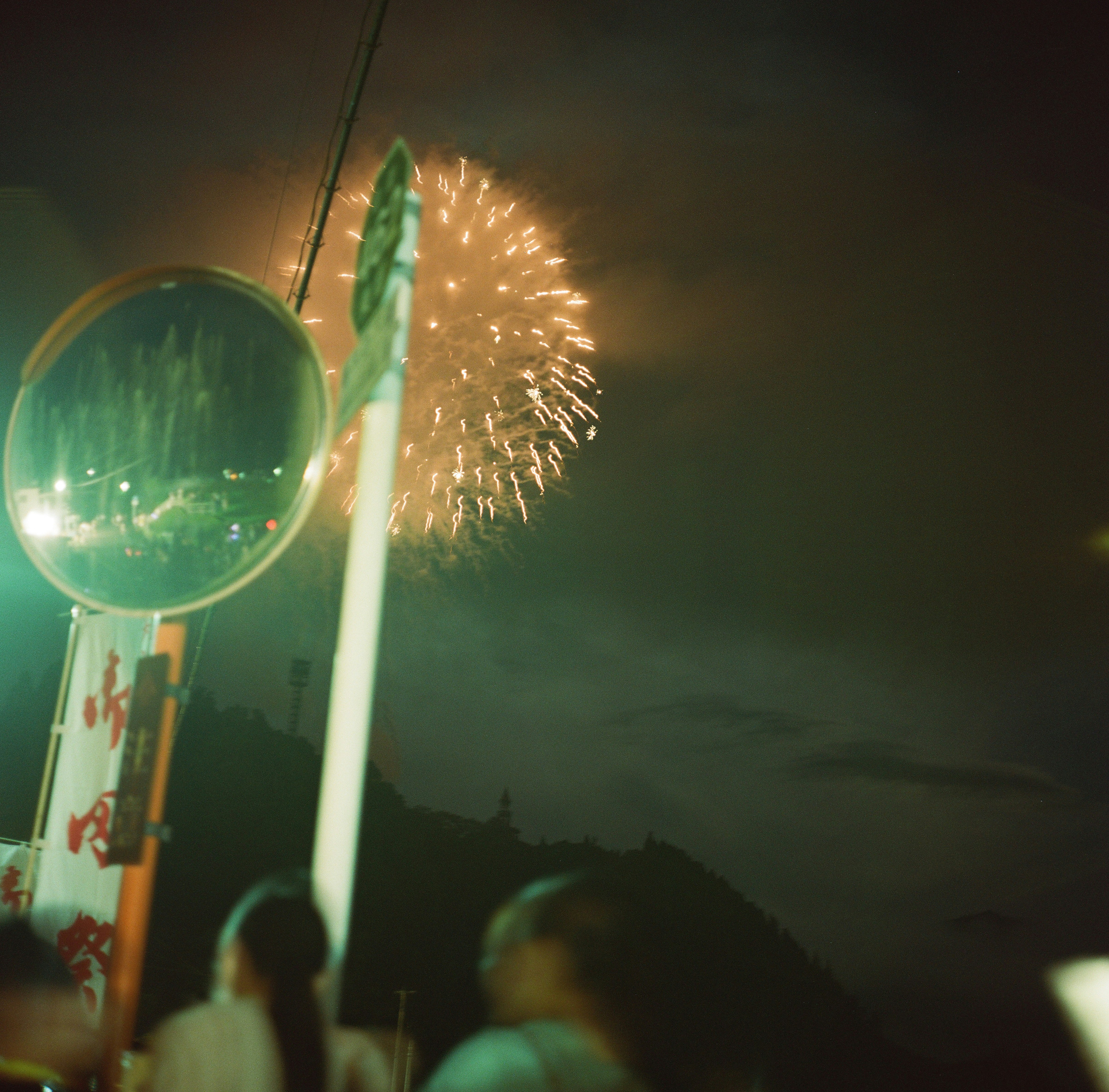 夜の街灯と光の粒が漂う幻想的な風景
